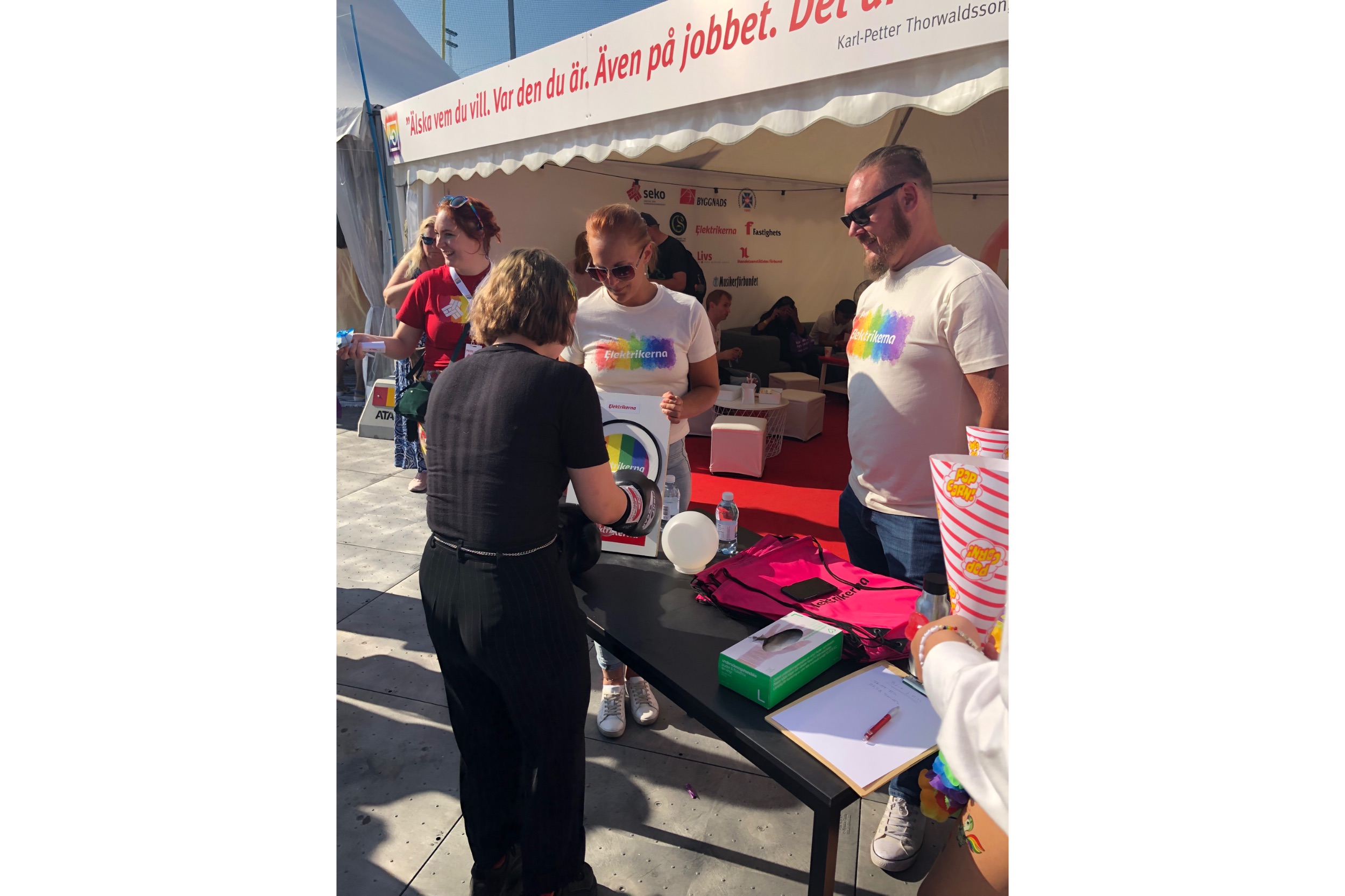 LO:s tält under Pride. VK1:s Daniel Lundin och Louise Olsson står och informerar förbipasserande.