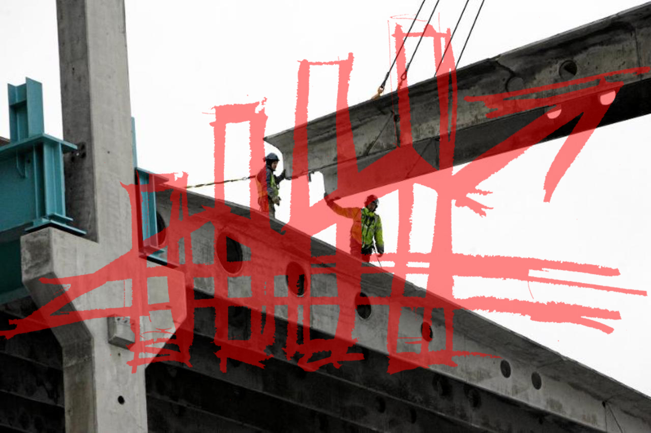 Ett stapeldiagram med en uppåtgående pil, framför en bild på en byggarbetsplats