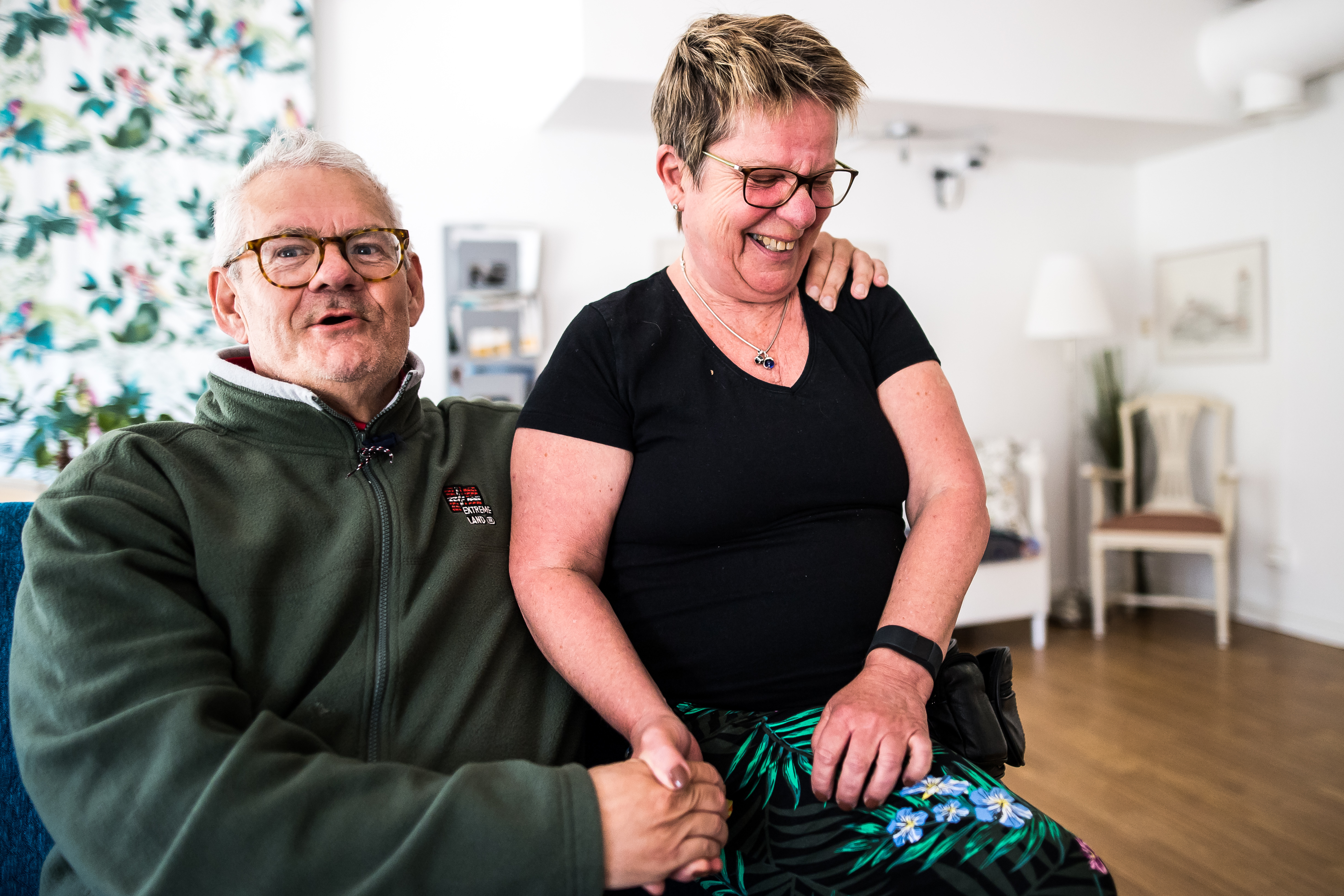 Susanne Olofsson med Ove Gustavsson, en av de boende på Ringvägen 40.