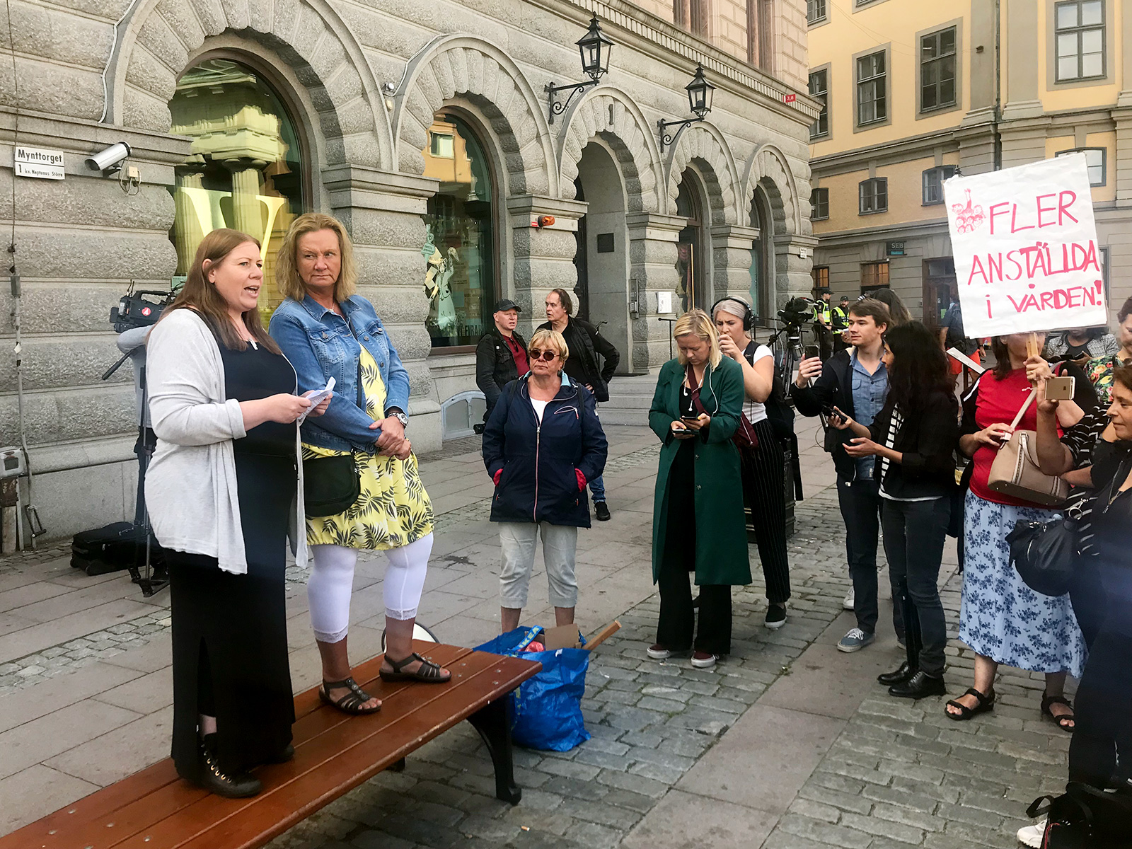 Marie Wiberg och Jenny Klingstam på scen vid Undersköterskeupprorets manifestation.