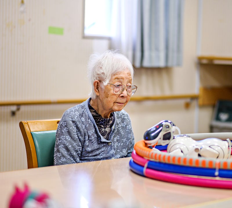 Hundraåriga Kisa Okubu som bor på äldreboendet Shintomi med robothunden Aibo.