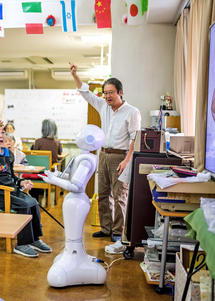 Roboten Pepper håller i träningen på äldreboendet Shintomi i Tokyo.