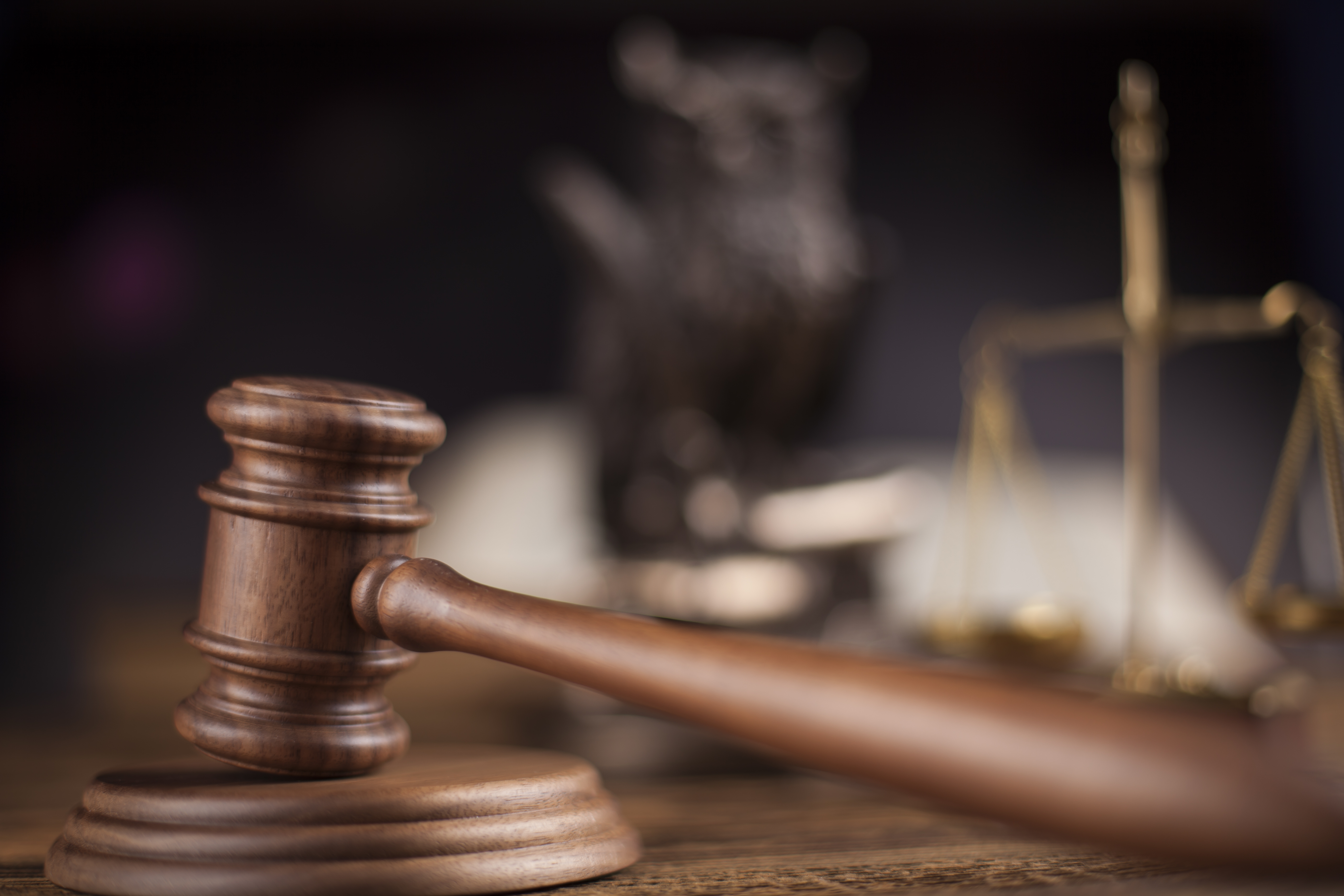 En domarklubba med en våg i bakgrunden.