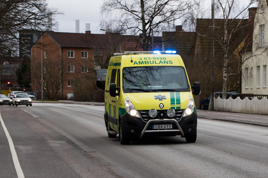 En ambulans som kör längs en väg