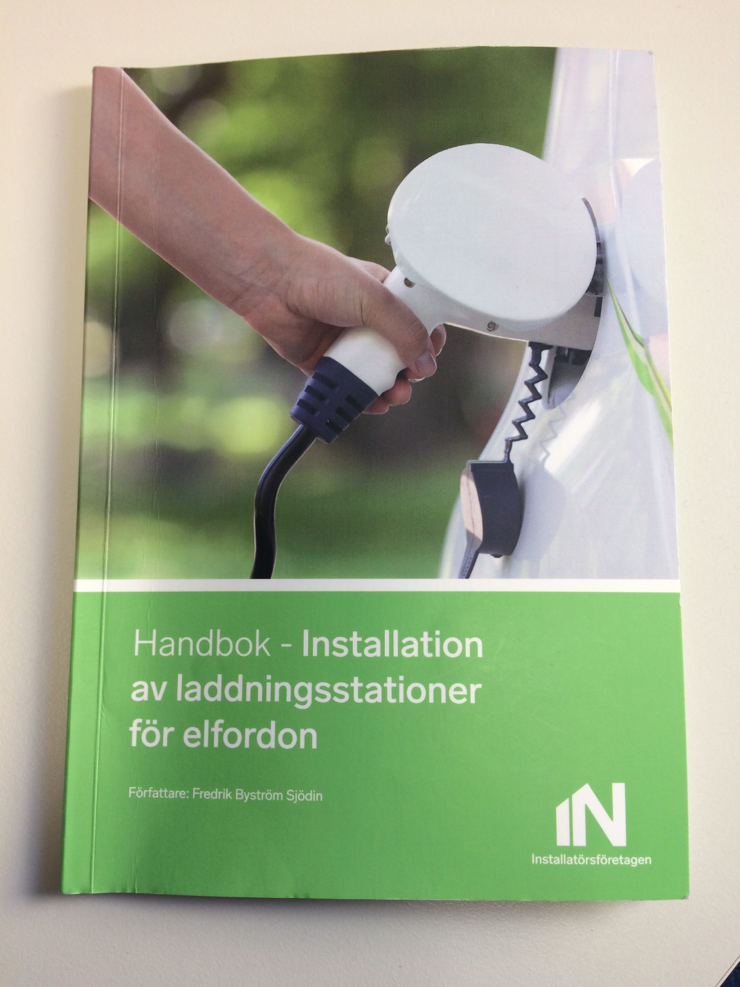 Framsidan på handboken "Installation av laddningsstationer för elfordon"