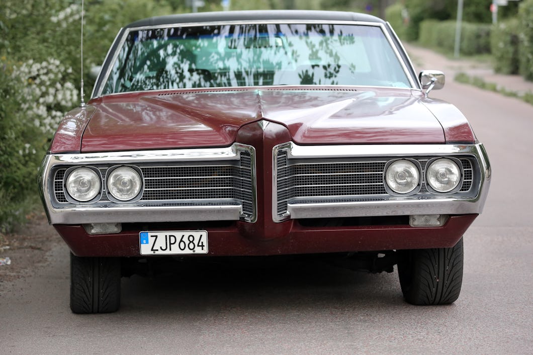 Magnus Pernils mörkröda Pontiac framifrån.