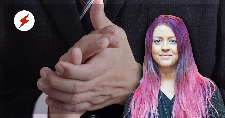 En person i slips som gnider sina händer, ed ett foto på Sofia Eriksson monterat över