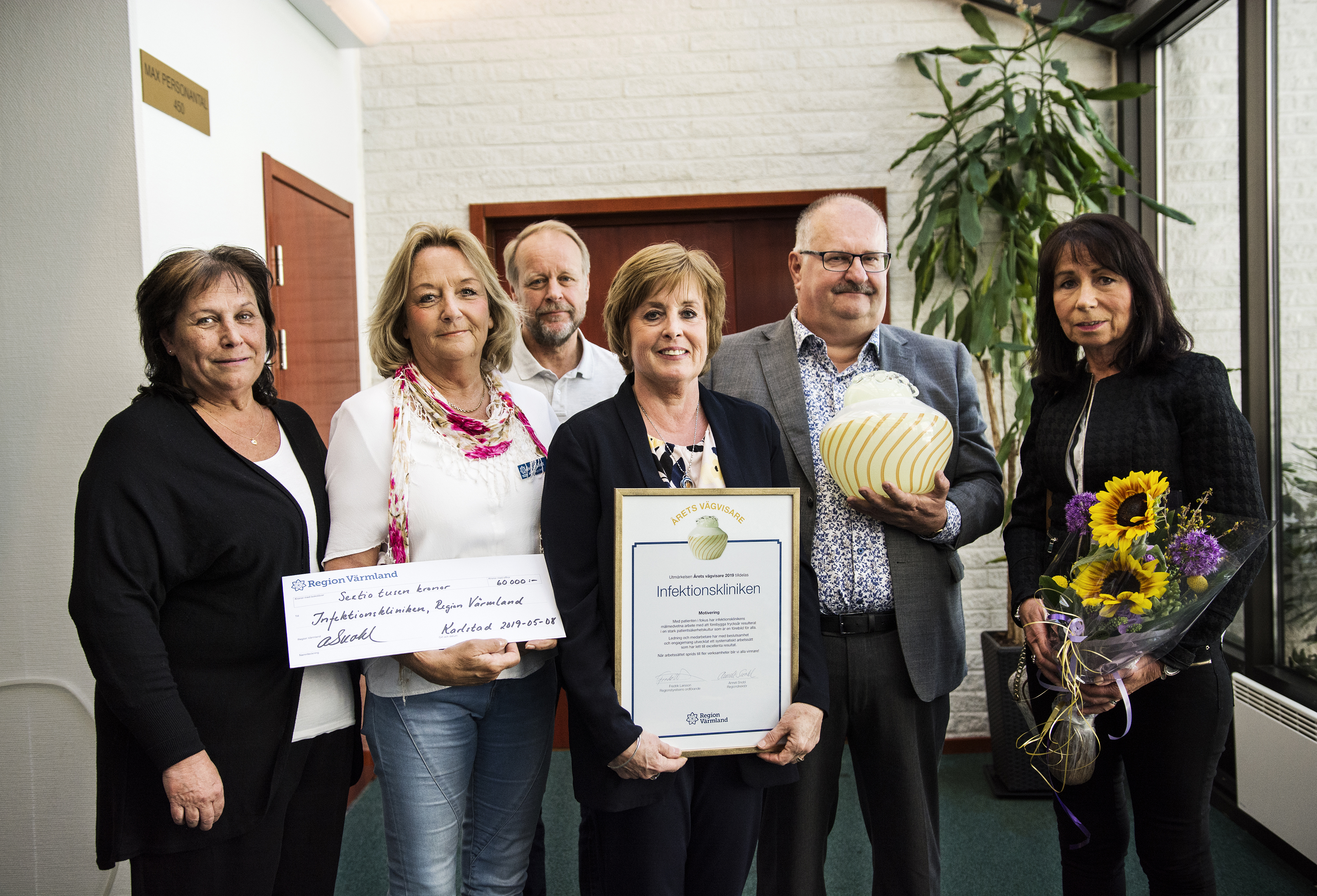 nfektionsmottagningen på Centralsjukhuset i Karlstad har prisats för arbetet med trycksår. Från vänster: Ann Kinell, undersköterska, Eva-Lena Scott Avdelningschef, Tomas Ahlqvist verksamhetschef, Eva-Lena Uhlin undersköterska, Per Henriksson avdelningschef och Olga Svensson undersköterska.