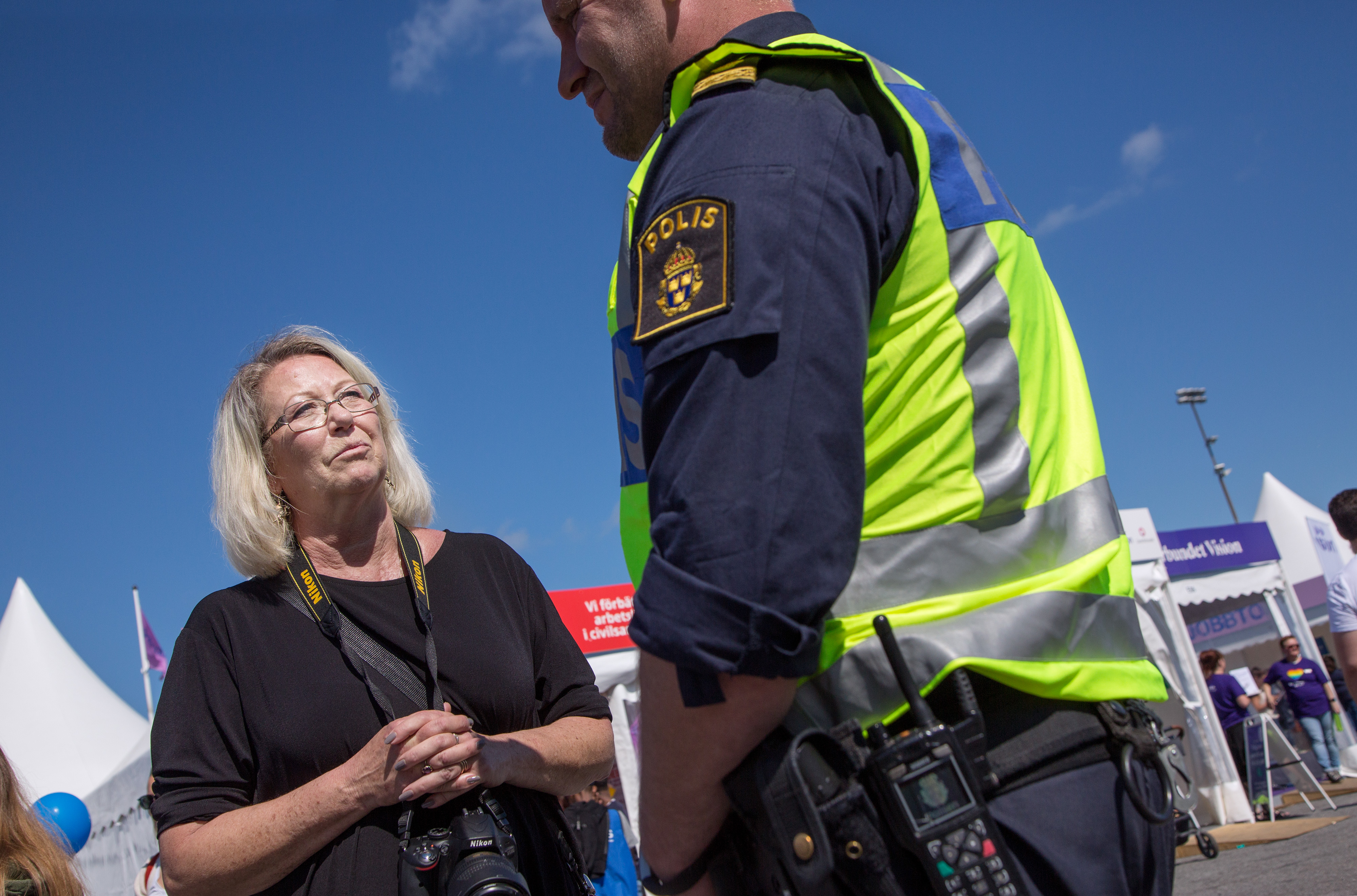 Lovisa Loan Sundman i samspråk med polisen under Järvaveckan.