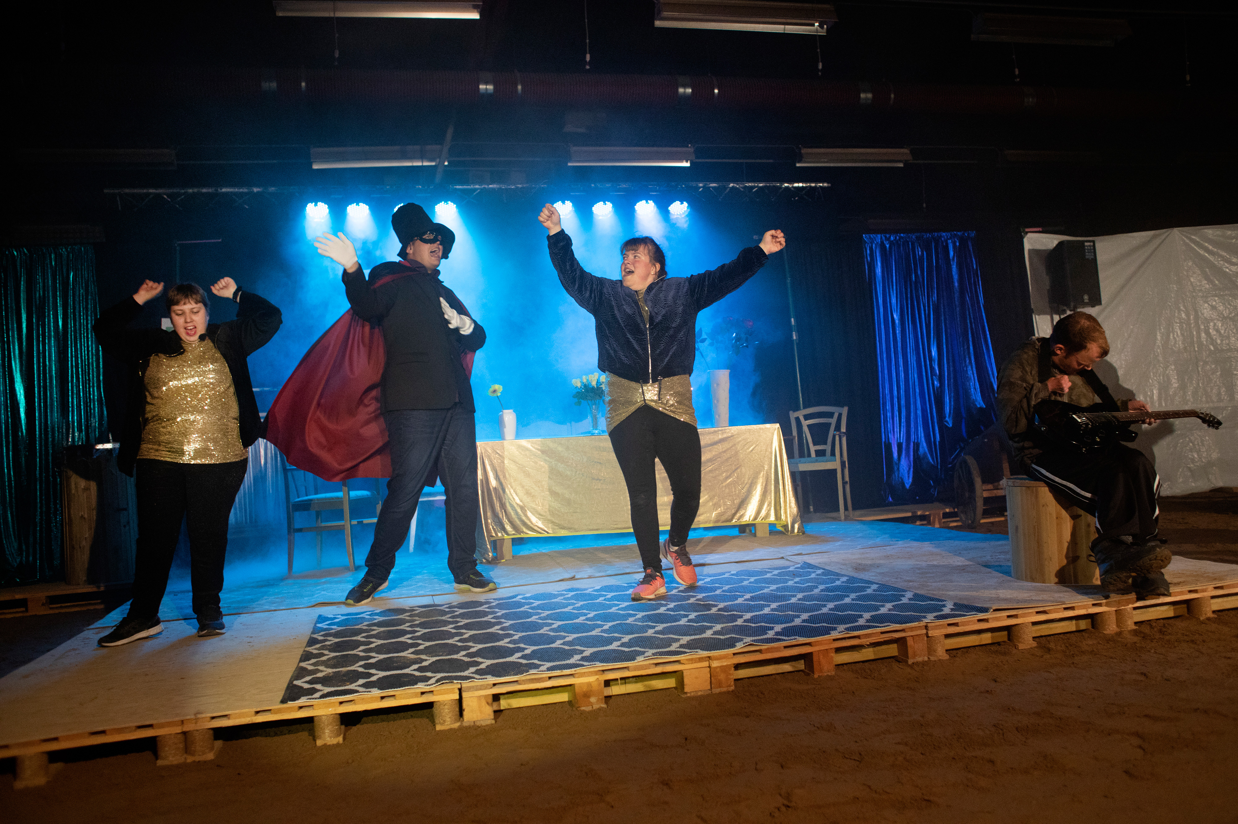 Johan Freijs älskar att stå på scen tillsammans med sina vänner på Myrens LSS-verksamhet. Här med Miriam Bilitski, Sandra Jakobsson och Jussi Larsson.