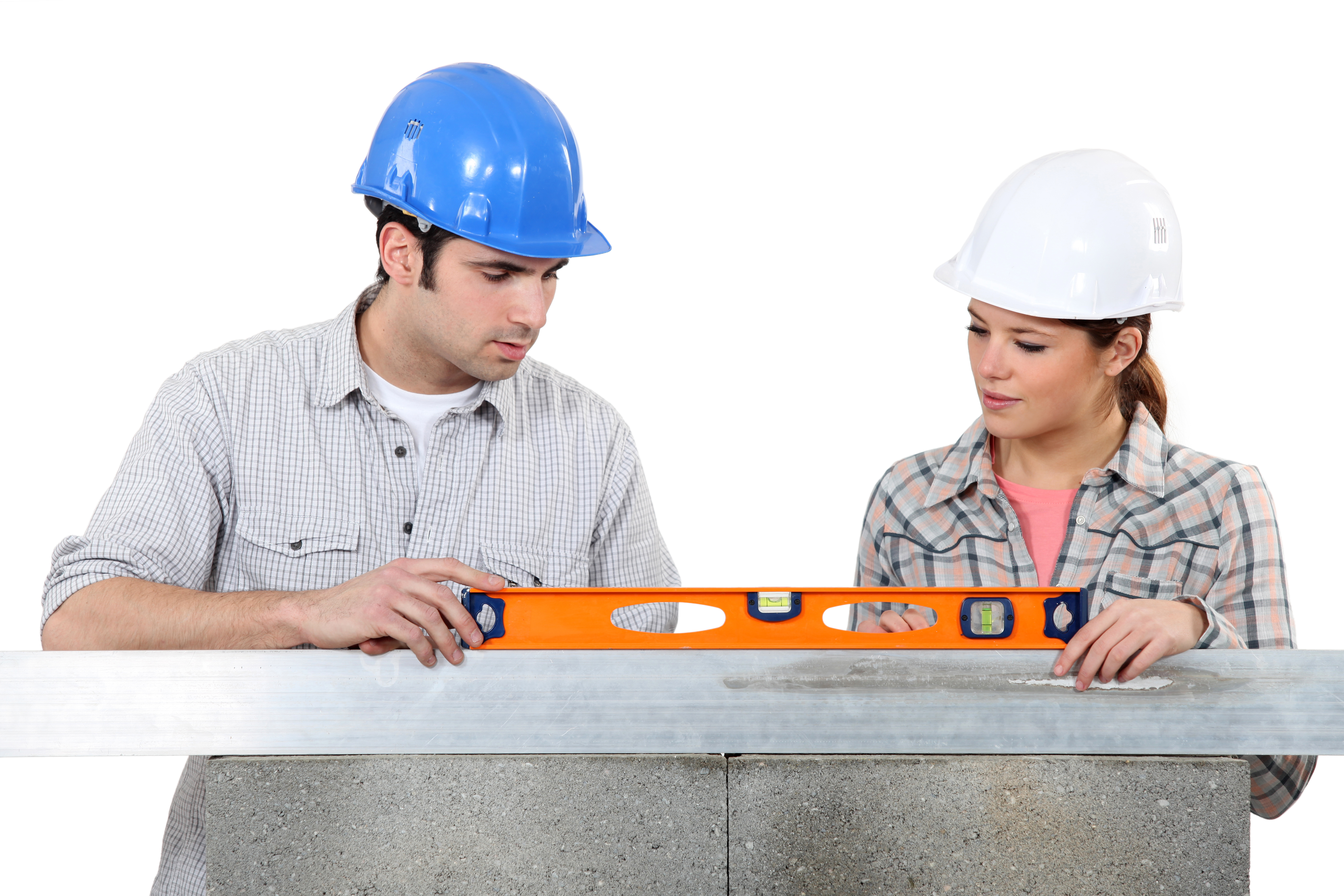 En man och en kvinna i bygghjälmar samarbetar för att jämna ut ett vattenpass.