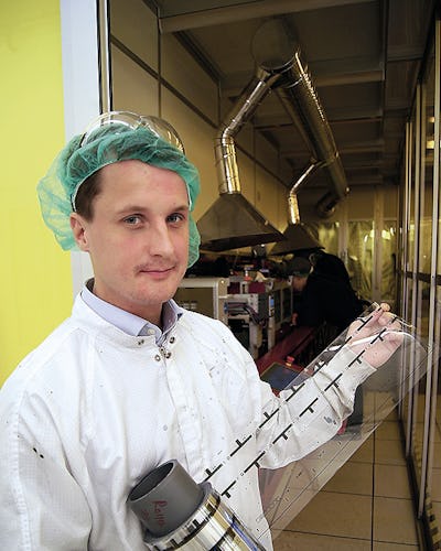 Thomas Österberg håller i en rulle med genomskinligt material.