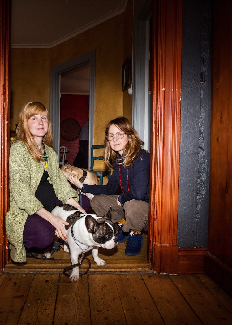 Lisen och Emma Adbåge med franska bulldogen Ulla.