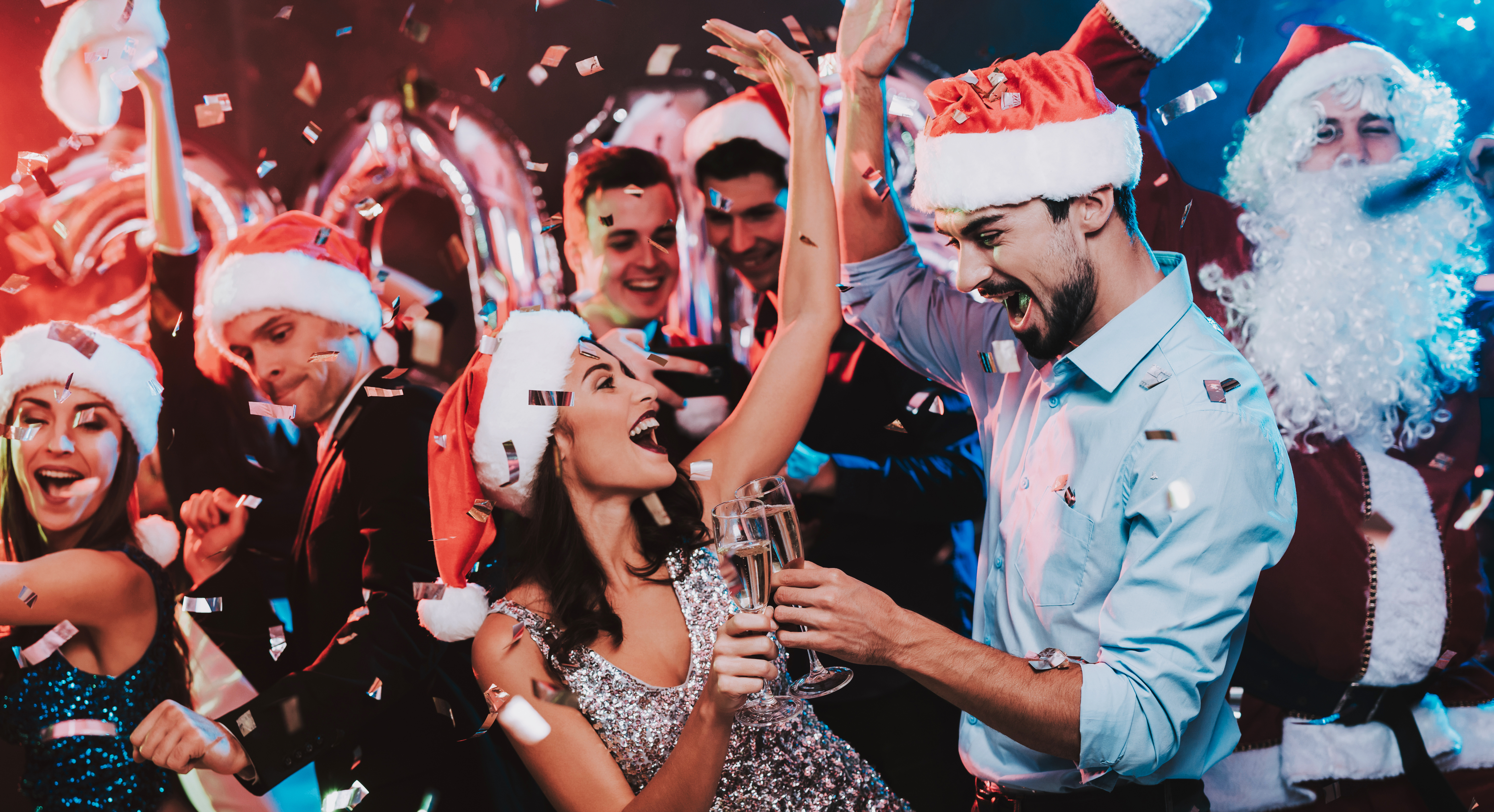 Personer har kul på julfest och dricker alkohol.