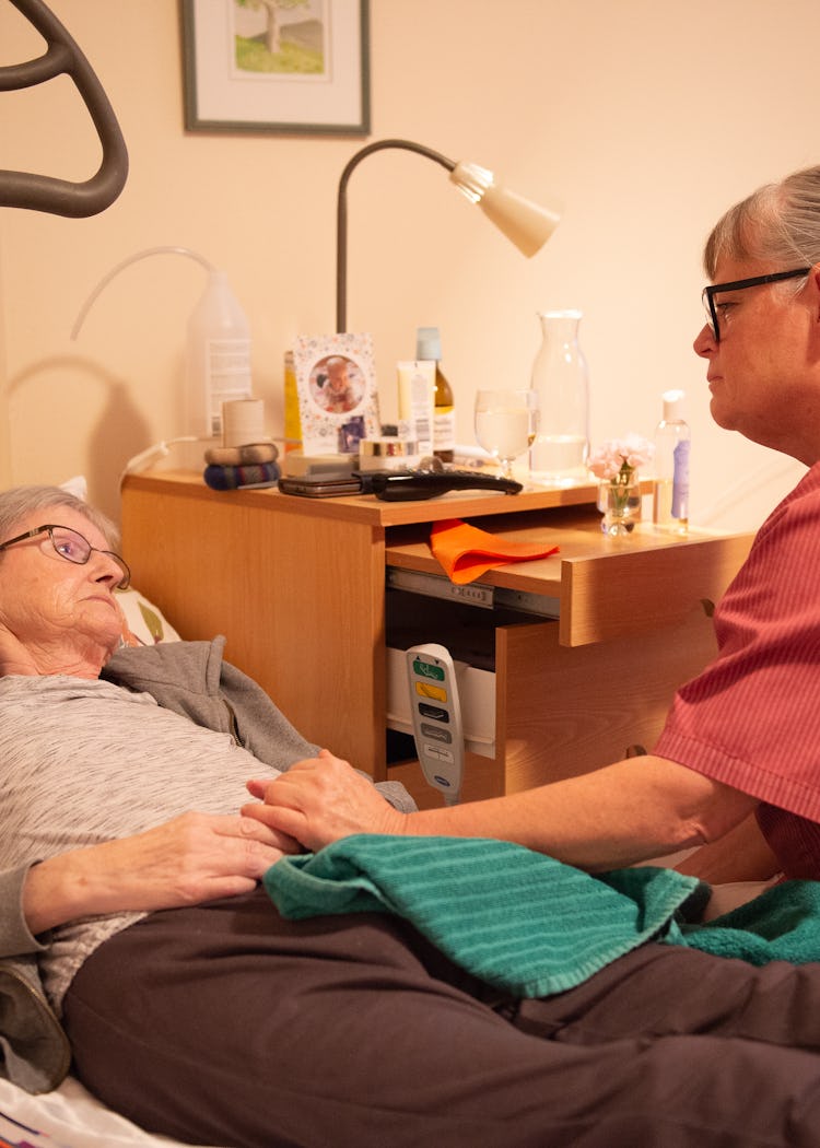 Maria Daif sitter med patienten Irene Kristoffersson.