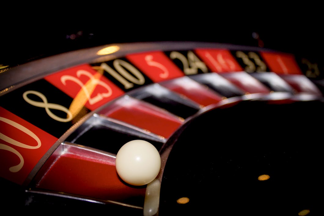 En närbild på en roulette med en vit kula som har stannat på röd 50.