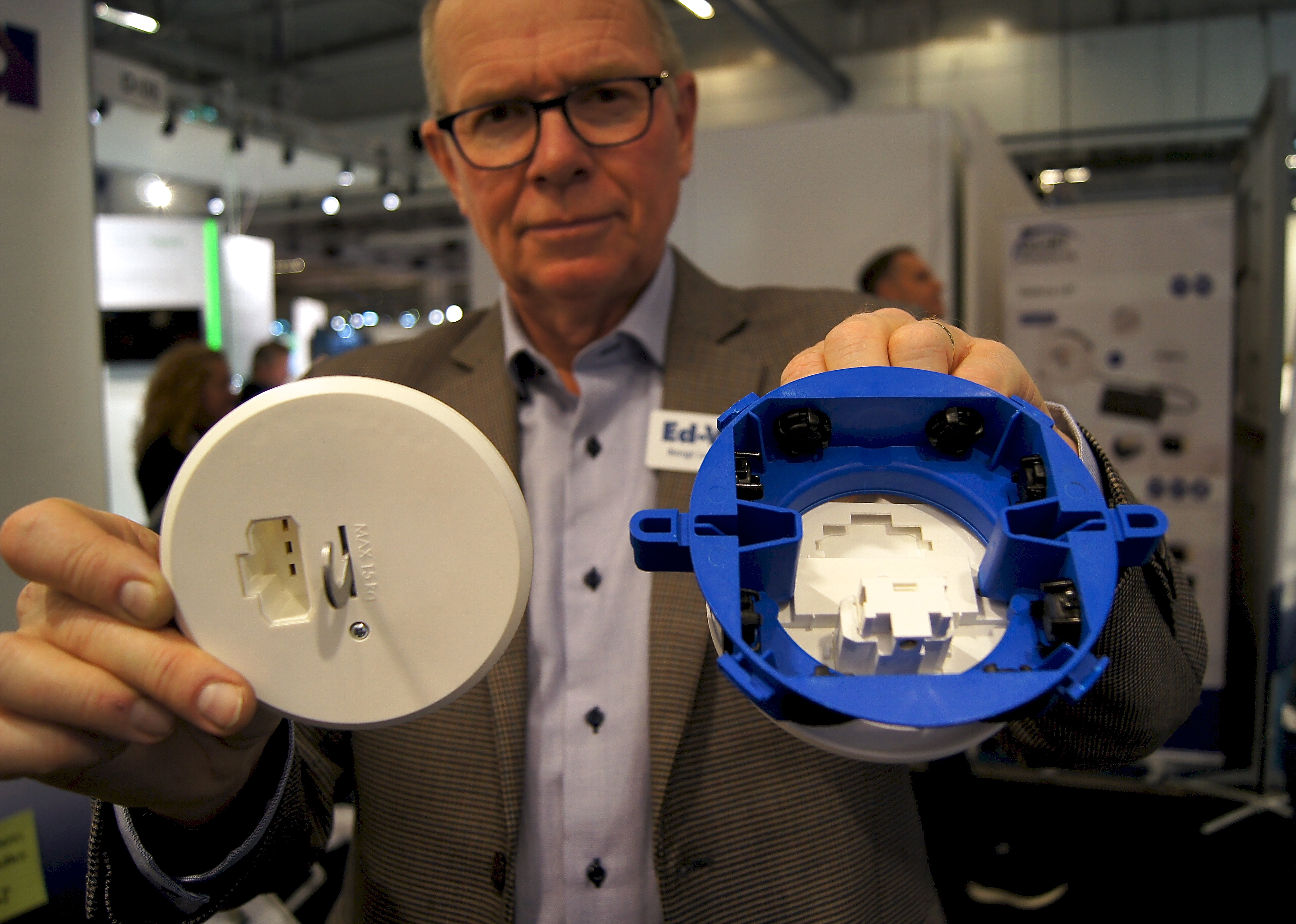 Bengt Lundgren visar upp en blå dosan med löstagbar botten.