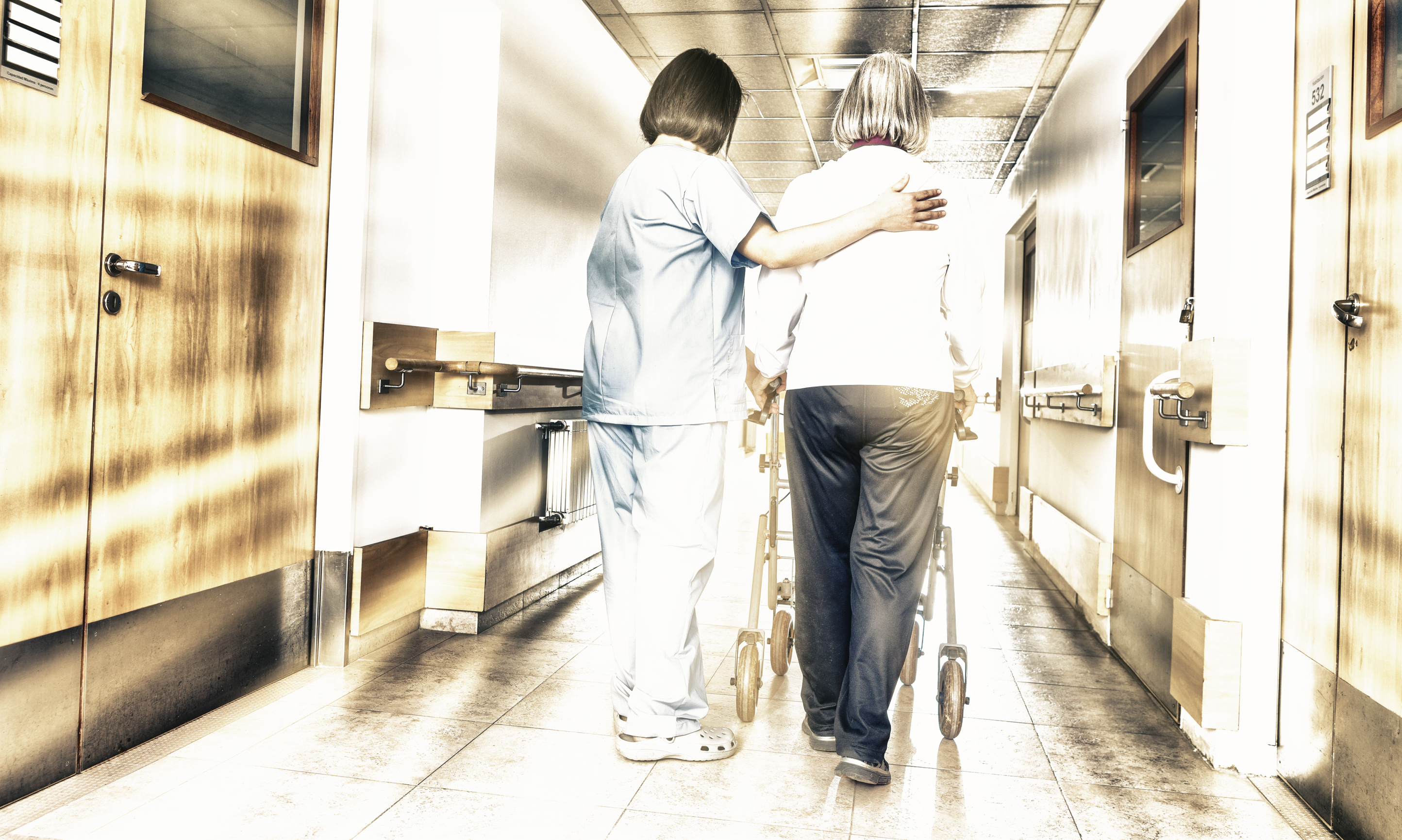 Undersköterska och patient (genrebild).