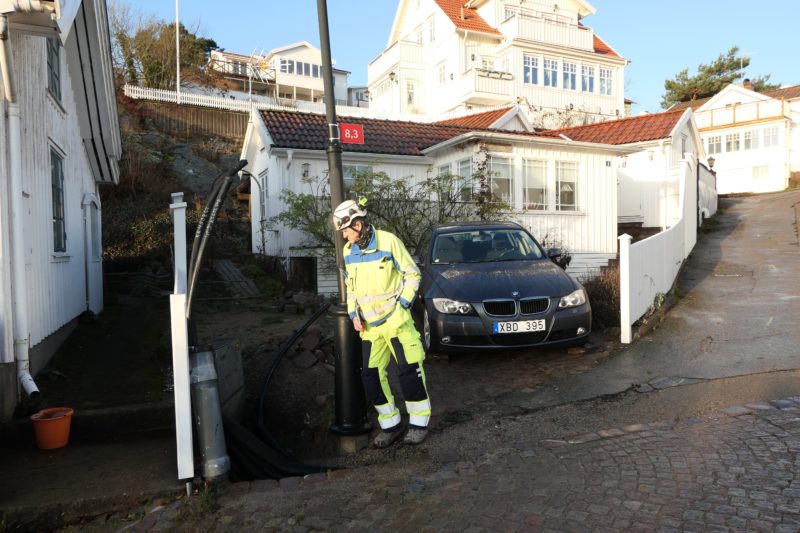 Erling Nicklasson framför ett bostadshus på en gata