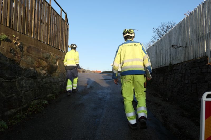 Jan Gren och Erling Nicklasson går längs en gata