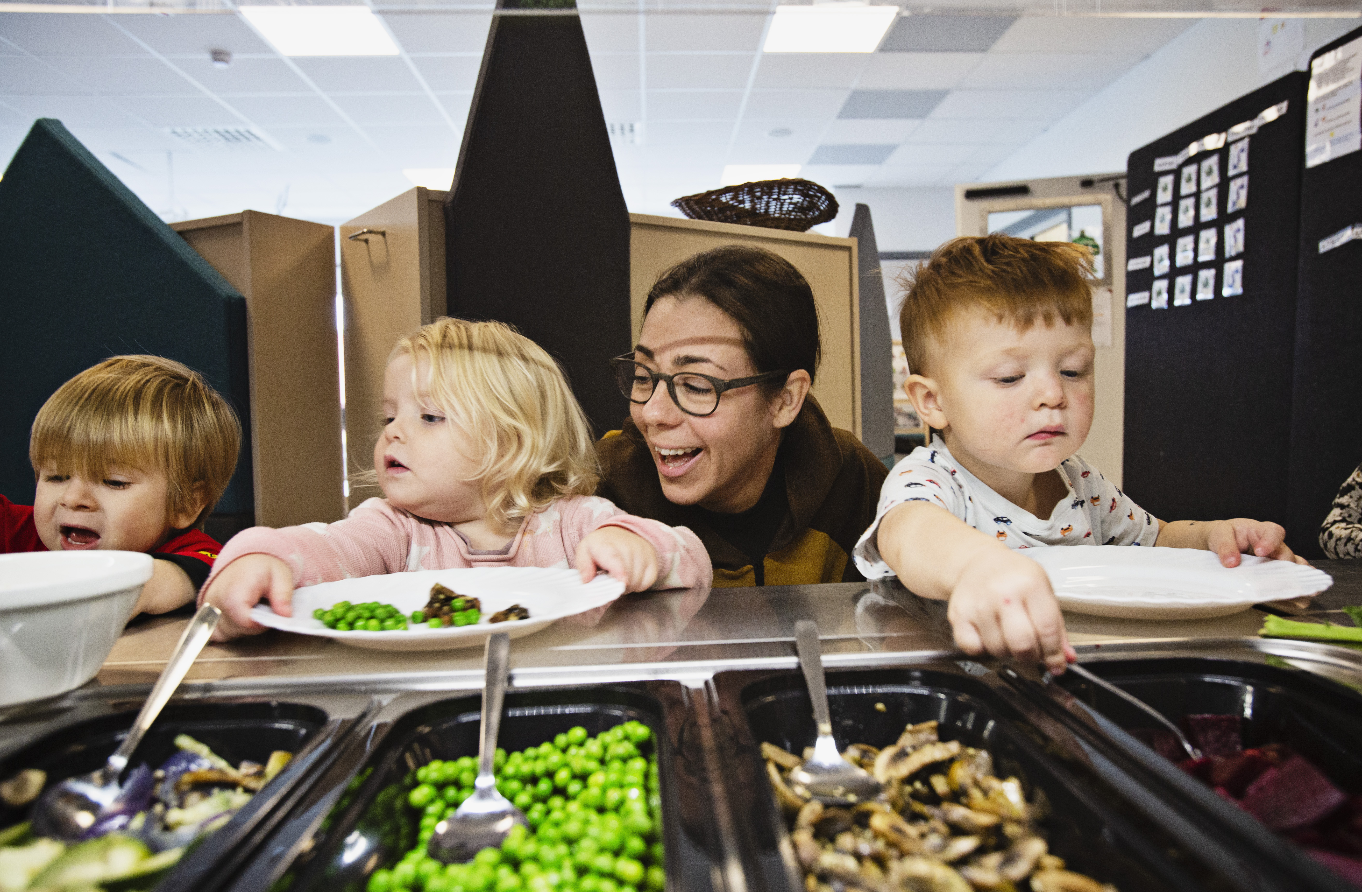 Sam, Alizia och Edward hämtar mat med visst stöd av Sara Gradén.