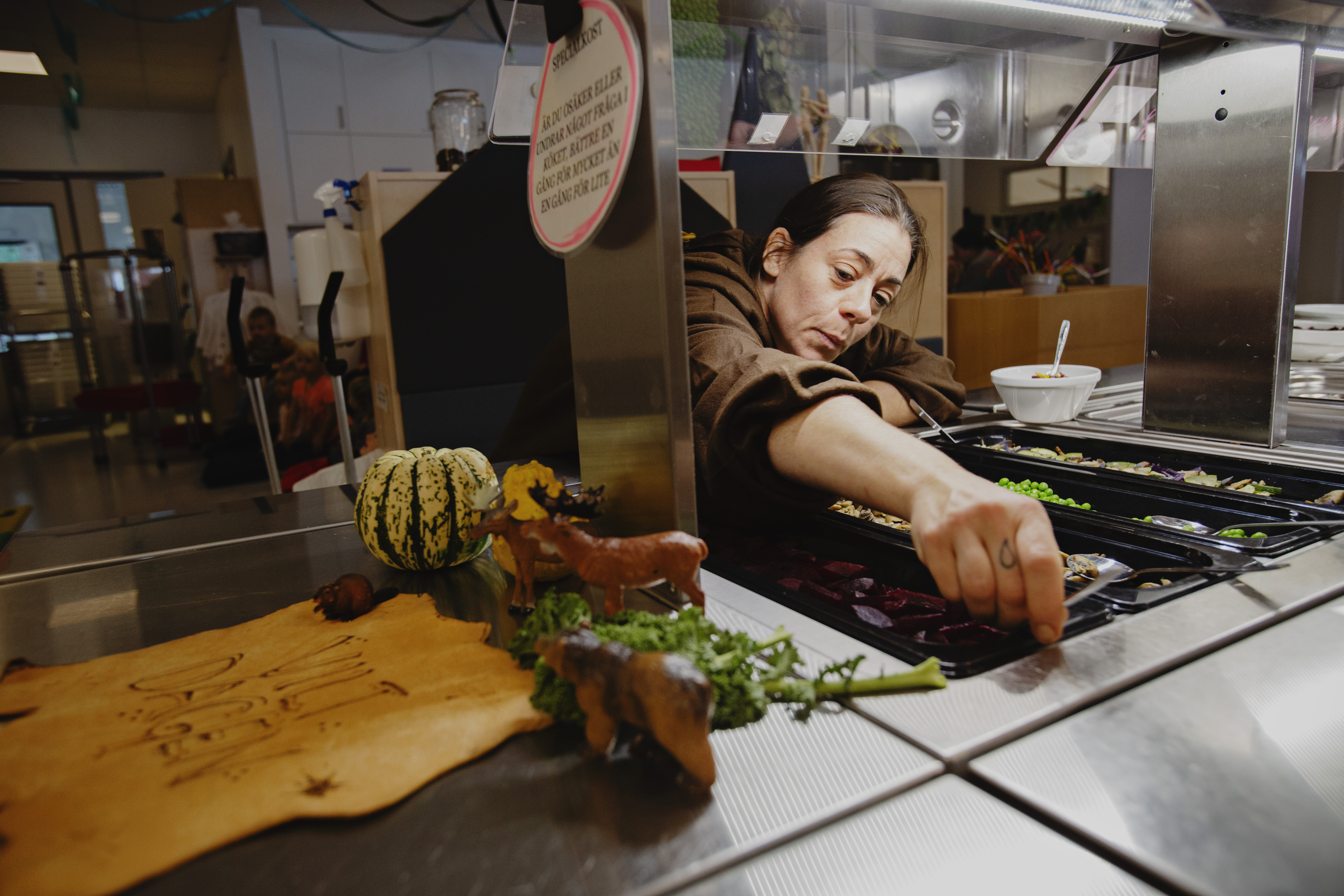 Sara Gradén ordnar med det sista innan vilt-dagen drar igång på Bolmens förskola i Varberg.