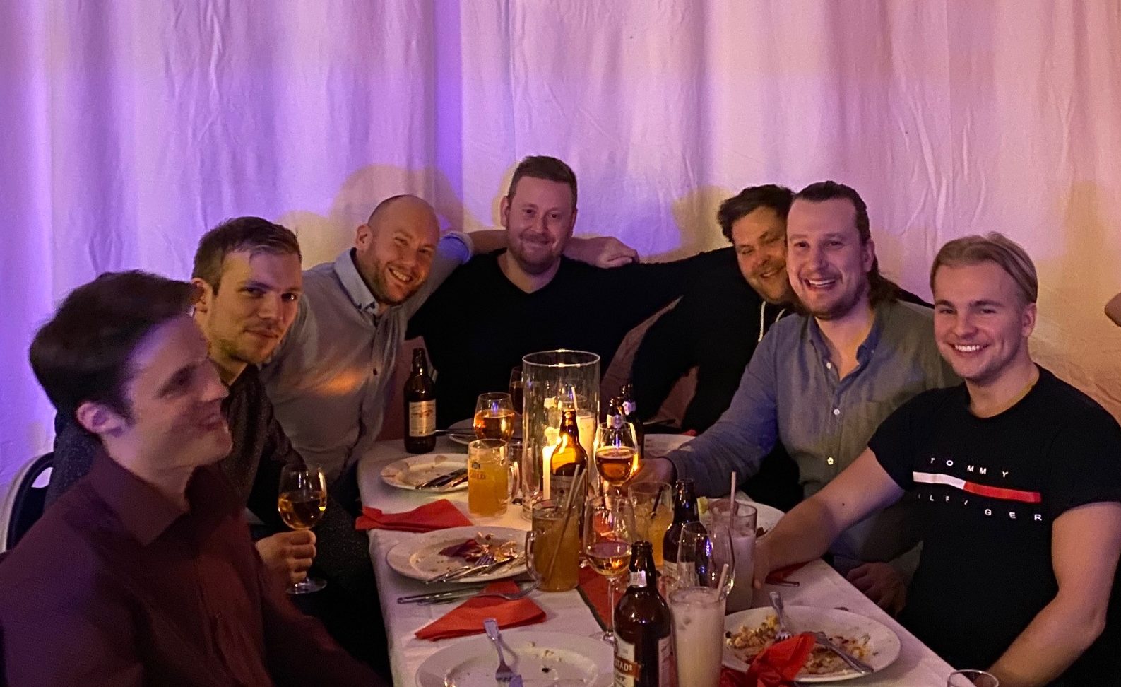 Gruppbild vid bord på restaurang