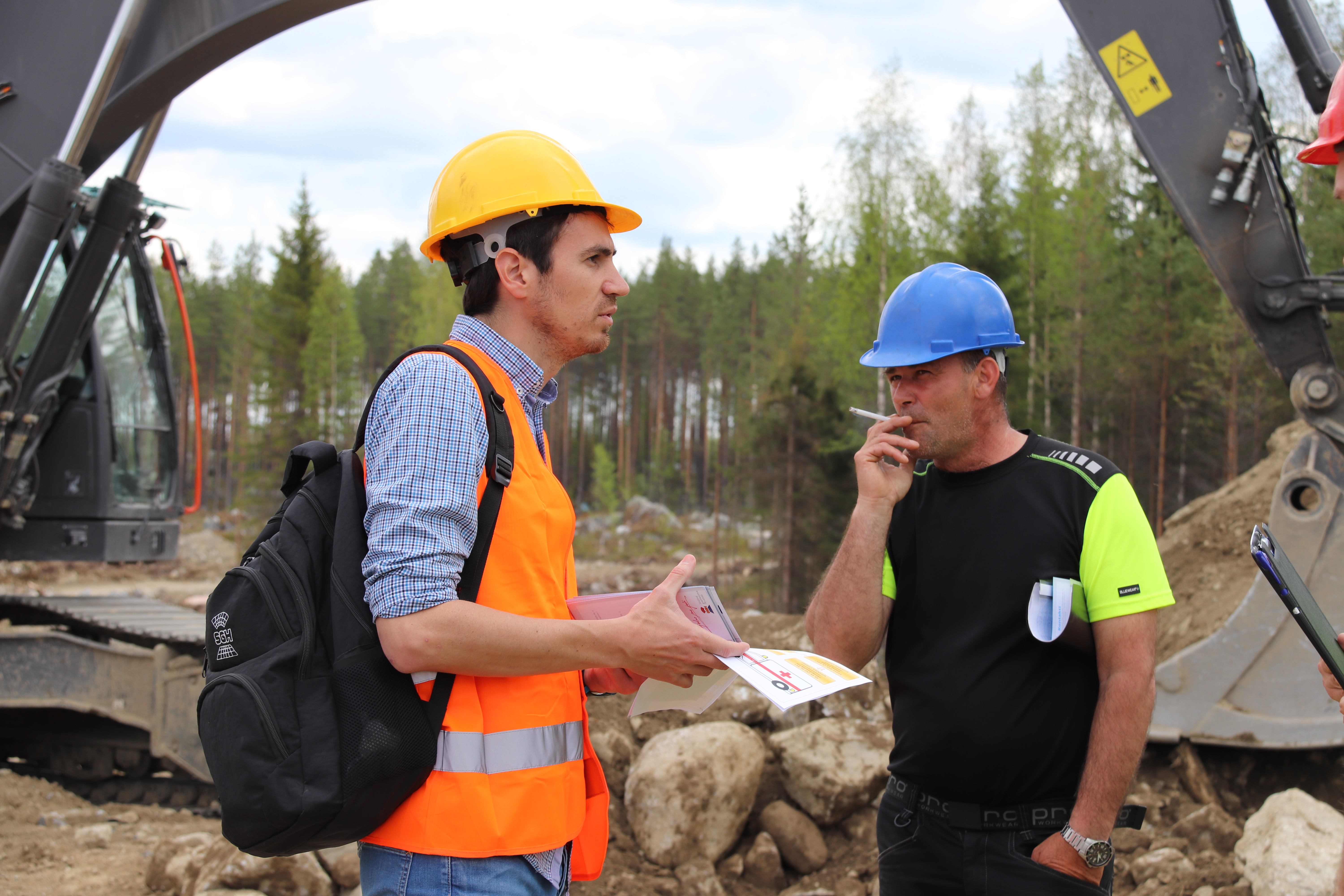 Två personer på en byggarbetsplats