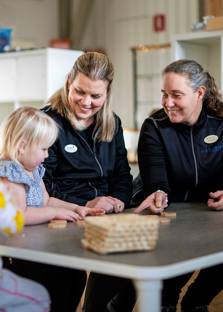 Ramona Krantz och Maria Nygren med Titus Berggren och Nikki Grünning.