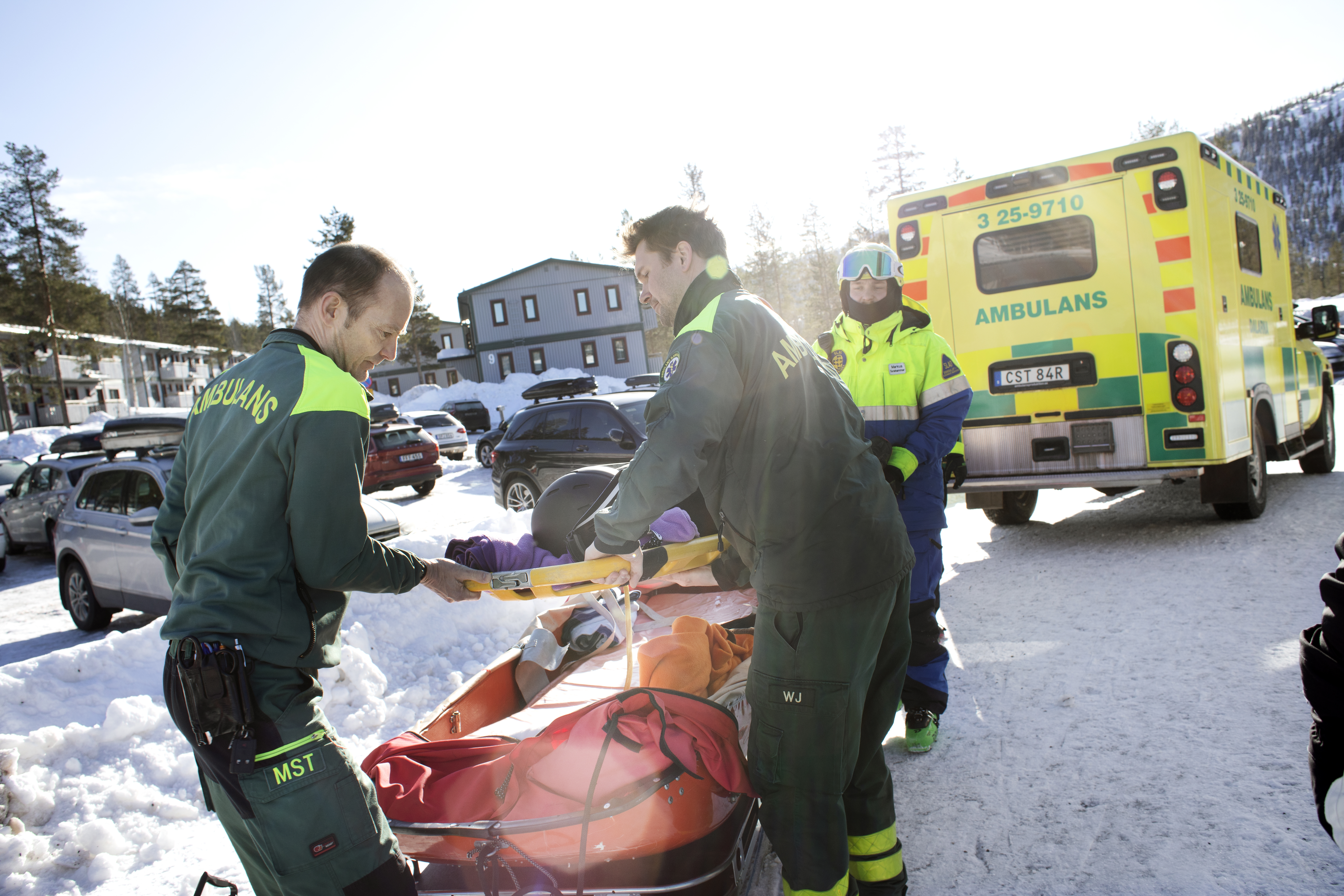 En pojke har gjort illa svanskotan i Tandådalen. Mats och sjuksköterskan William Hell rycker ut. Pojken har fått hjälp ner av fjällräddaren Anna Borg, som syns i bakgrunden.