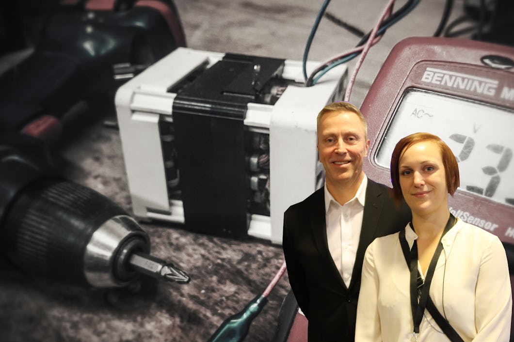 Bild på Pontus Boström och Louise Olsson monterad över en bild på verktyg
