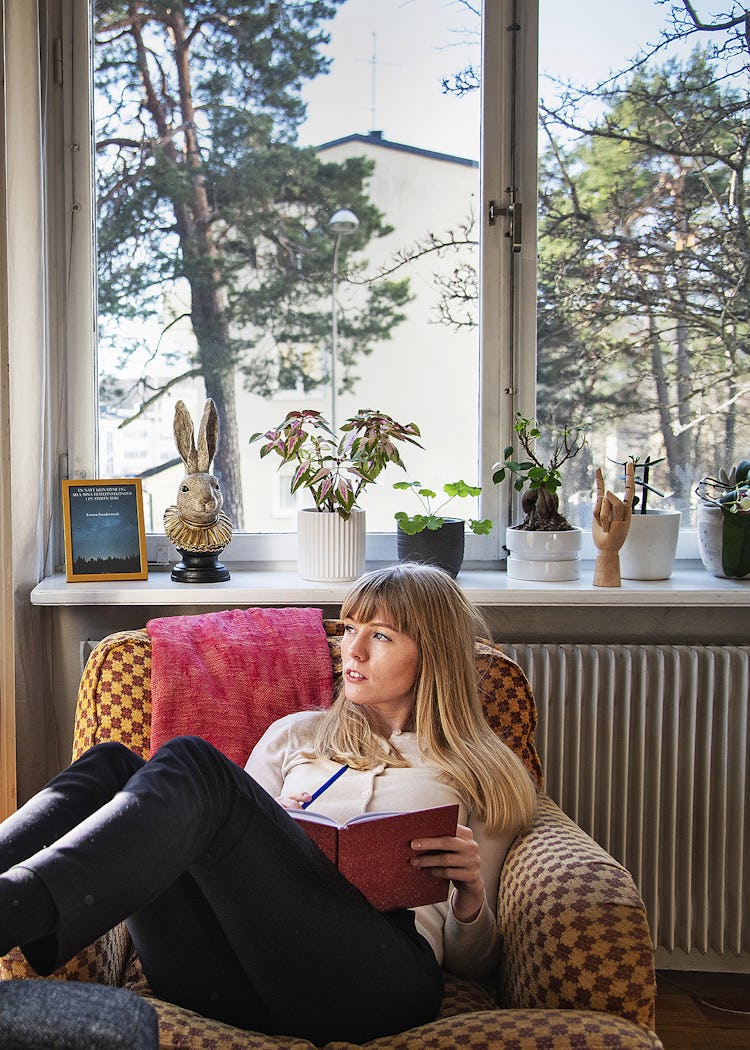 Att sitta med skrivboken eller datorn i fåtöljen och skriva – då trivs Linnea Swedenmark bäst.