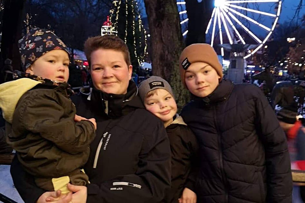 Ruth Kristin Nesset tillsammans med sina tre barn.