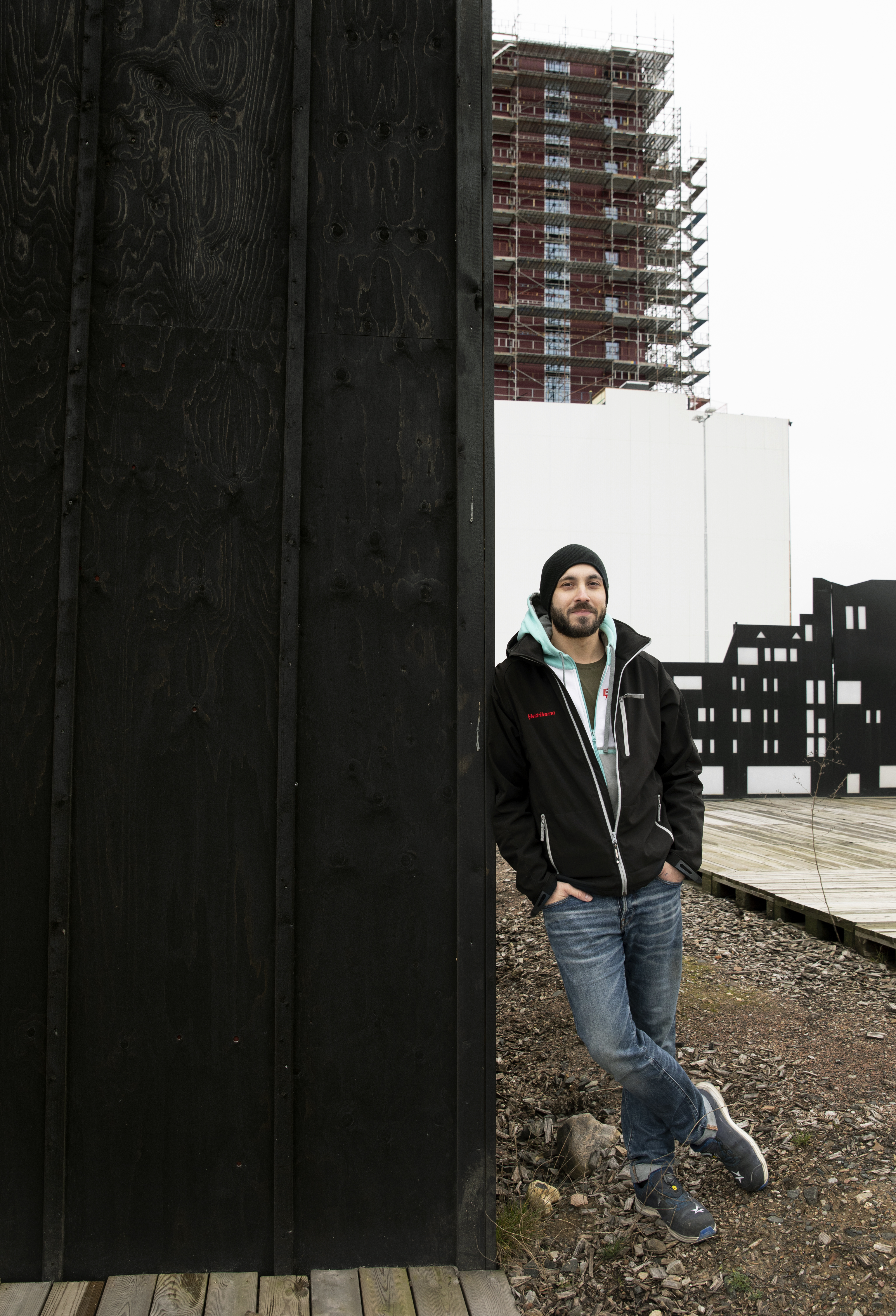 Sebastian Brandt, vardagsklädd invid en husvägg