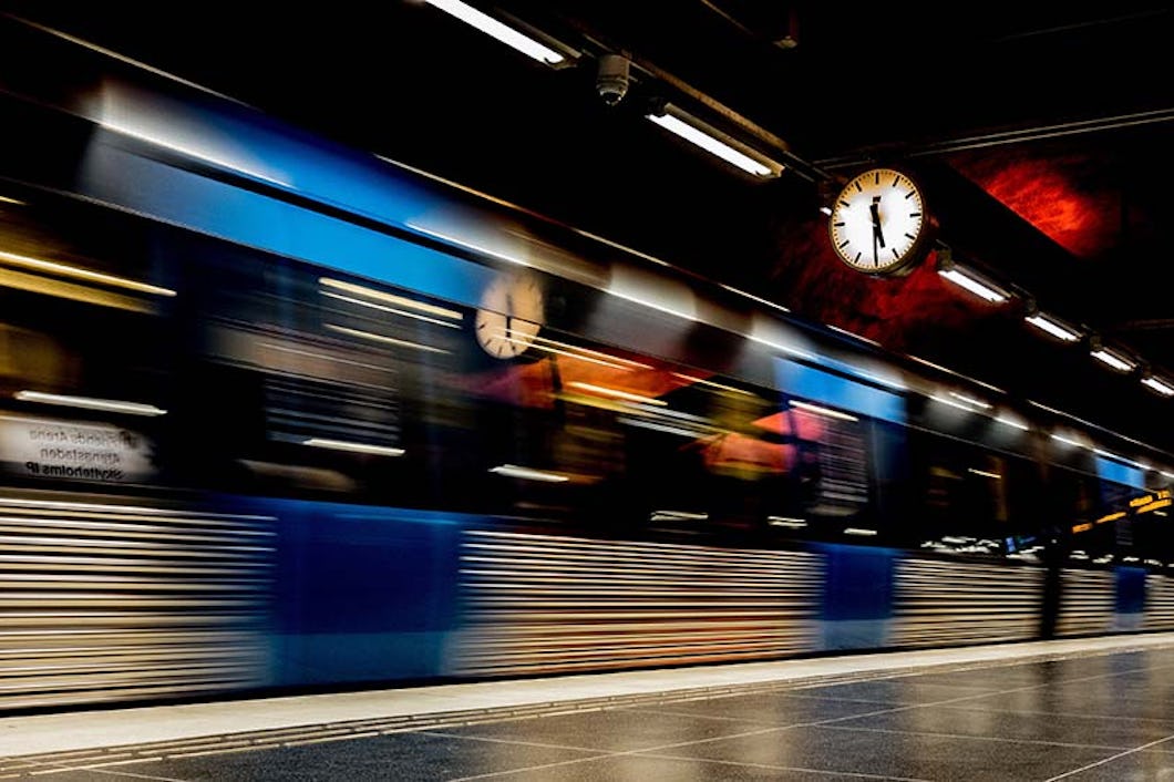 En suddig bild på ett tunnelbanetåg i Stockholm.