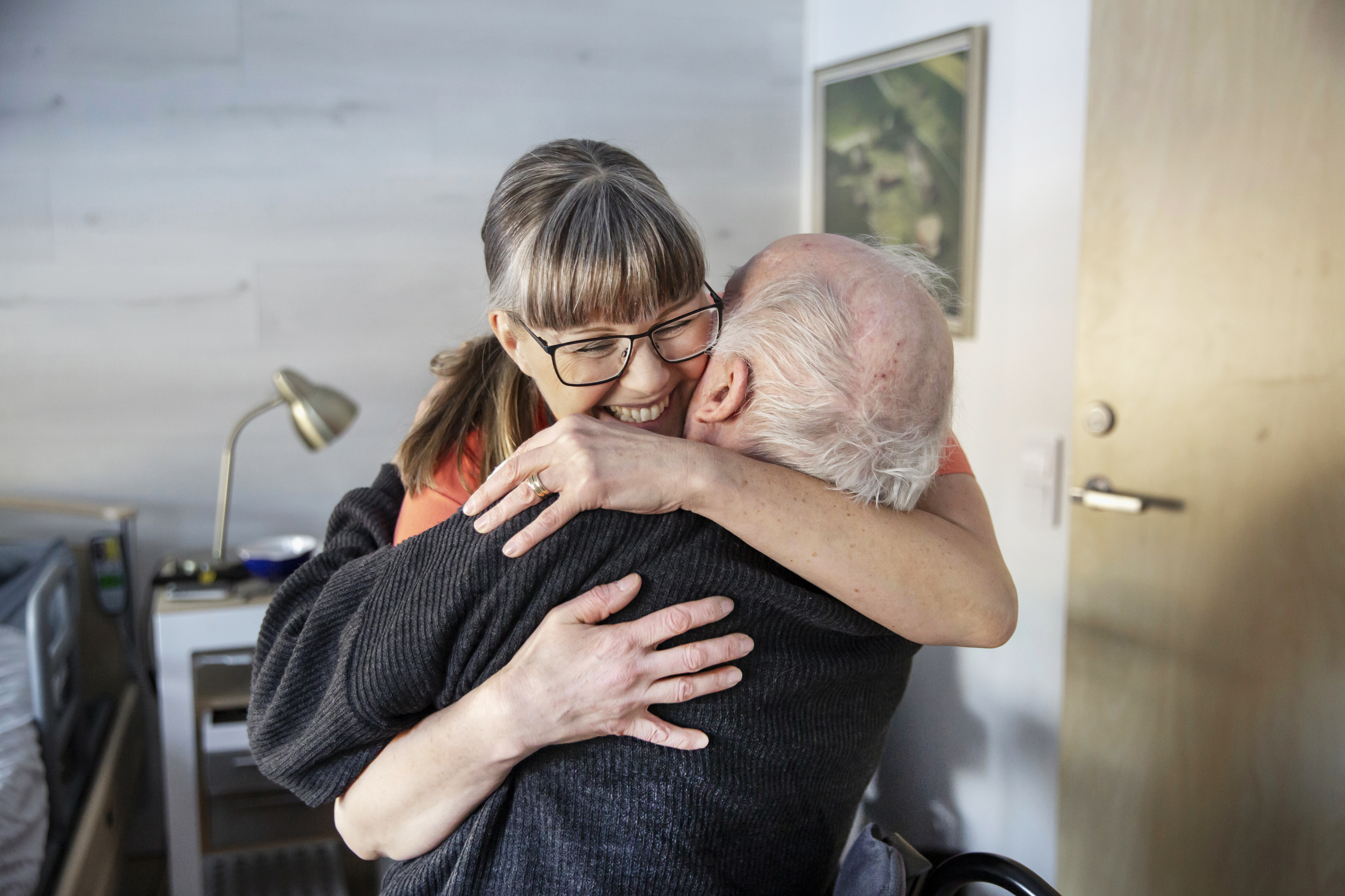 Wicktoria Hjortek kramar om Anselm Lindmark på omsorgsboende Nordstjernan.