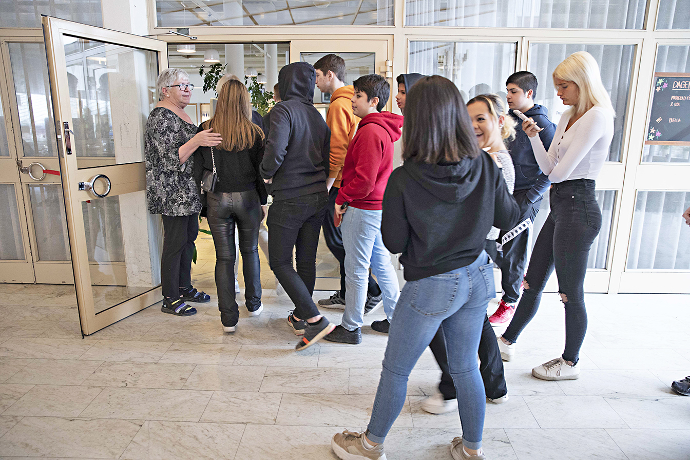 Ewa-Lena Klingberg äter med eleverna och hjälper till i matsalen.