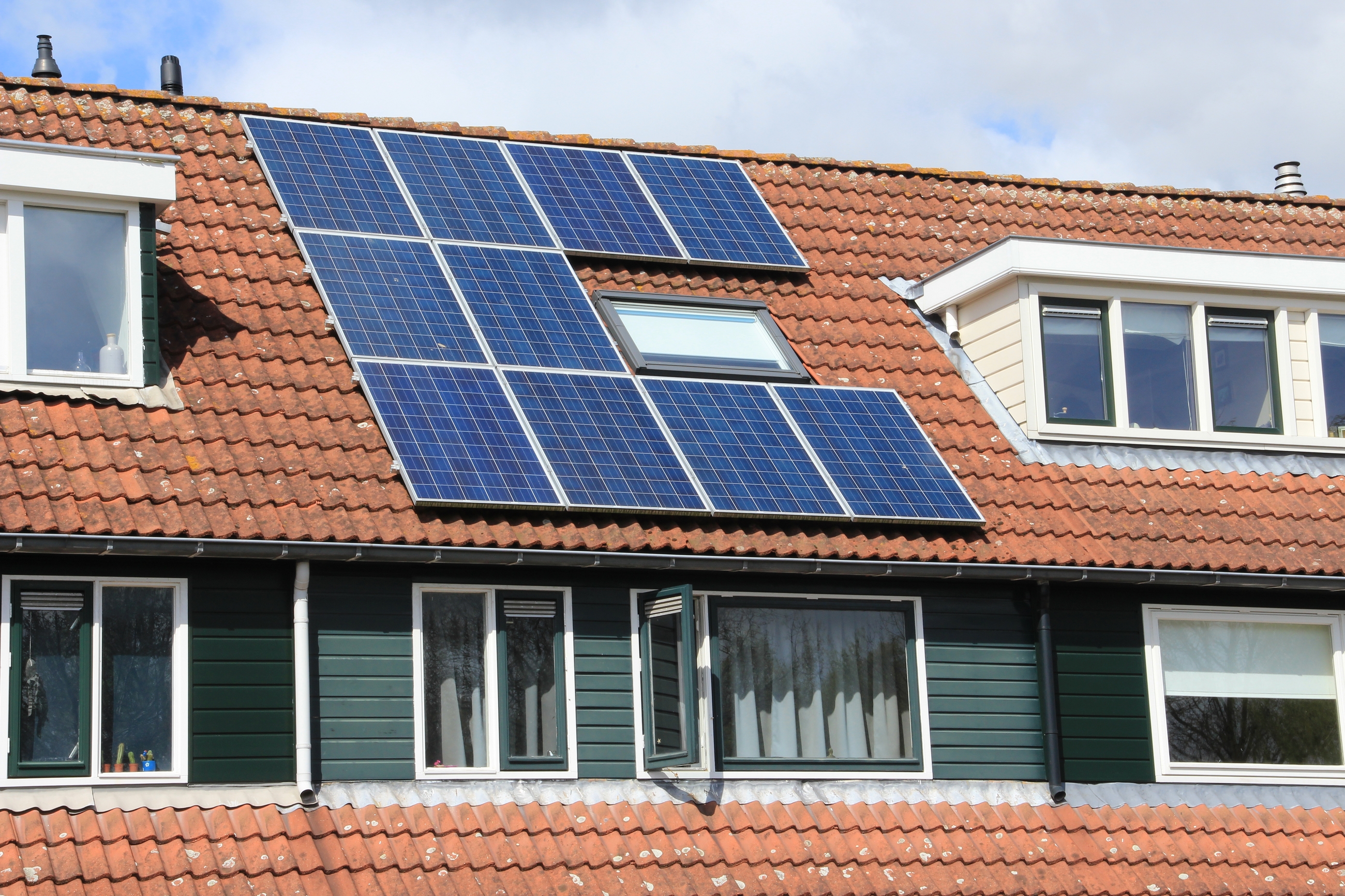 Ett hustak med solpaneler på
