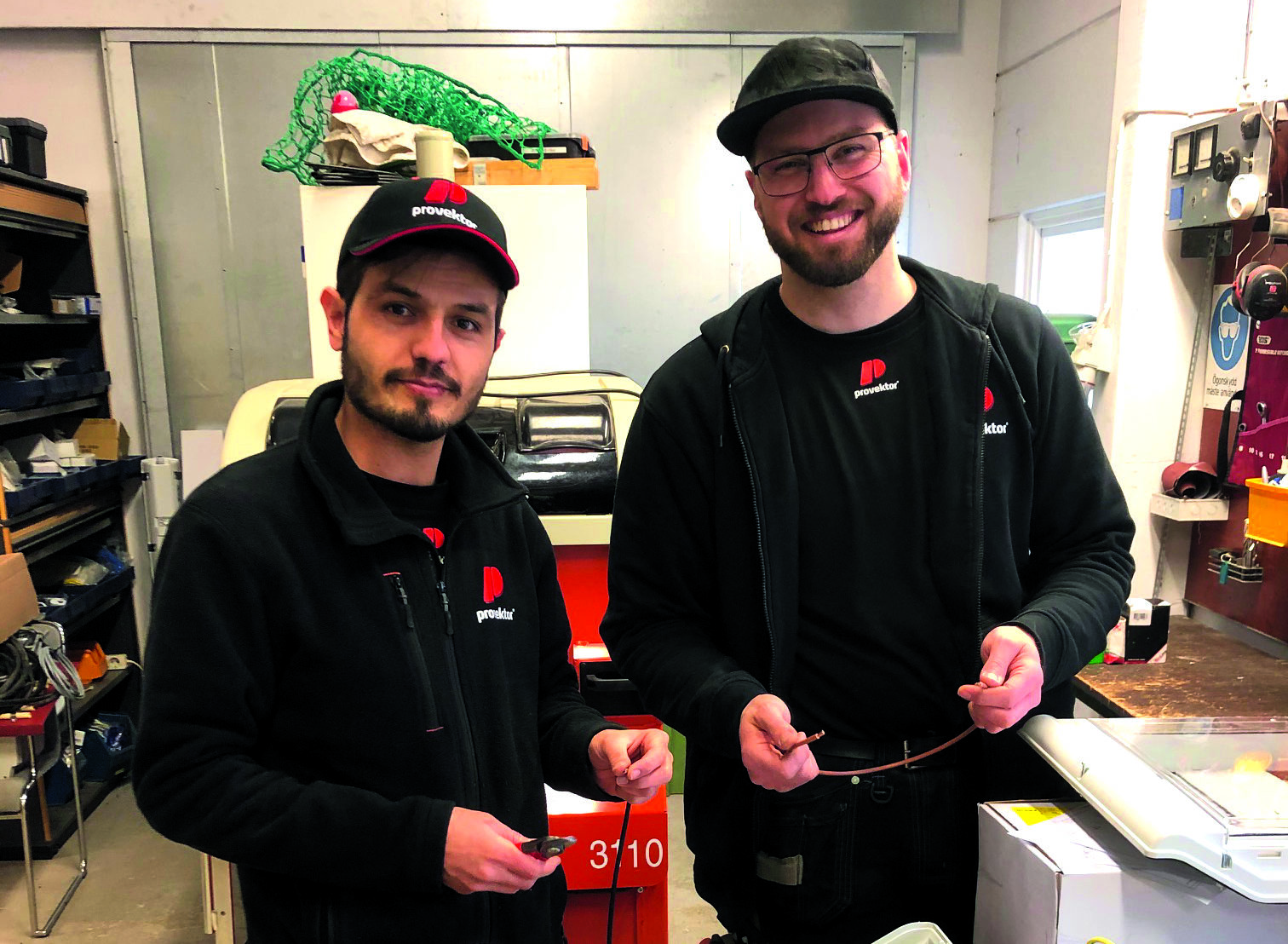 Två personer in en verkstad