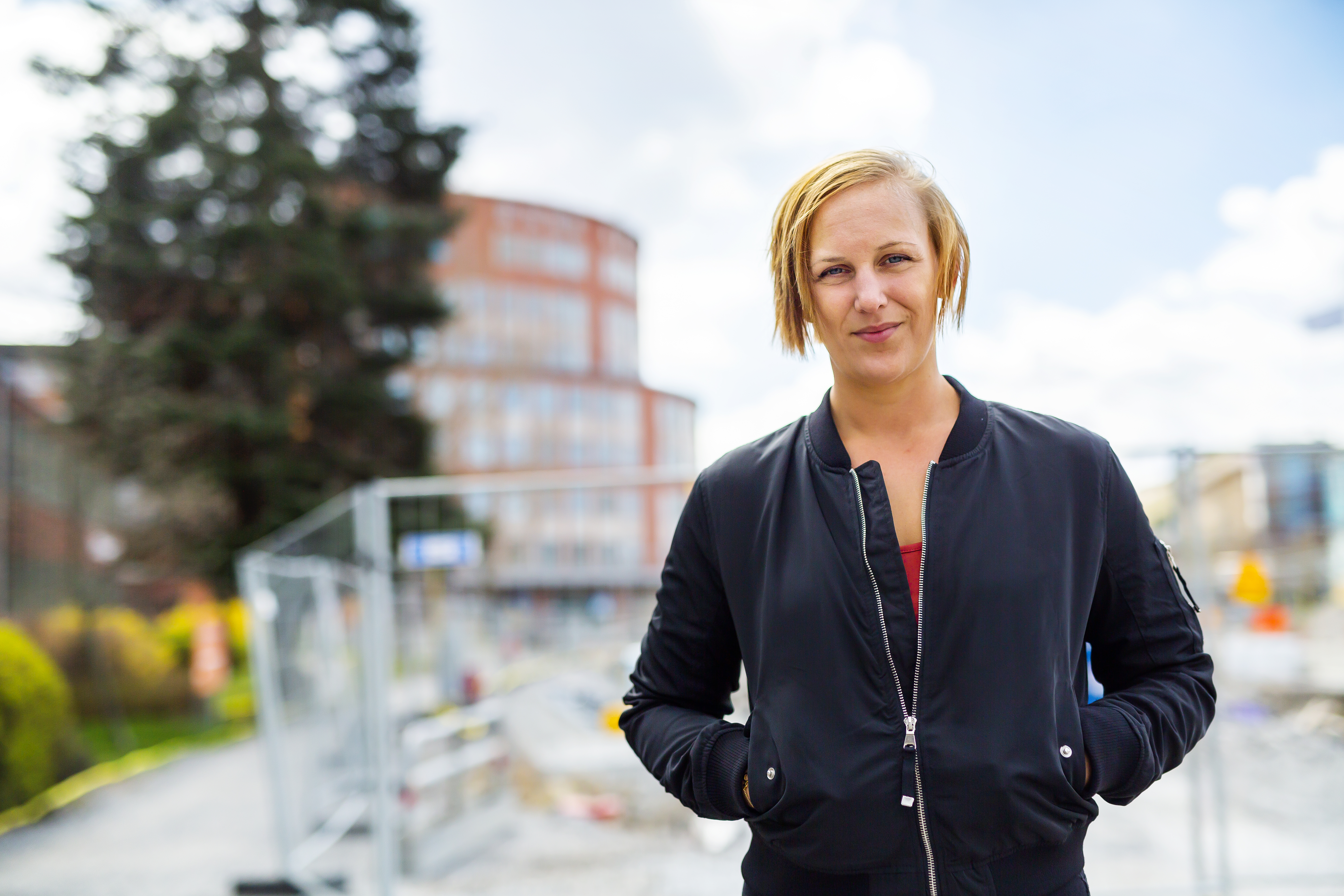 Kvinna står utanför hus.