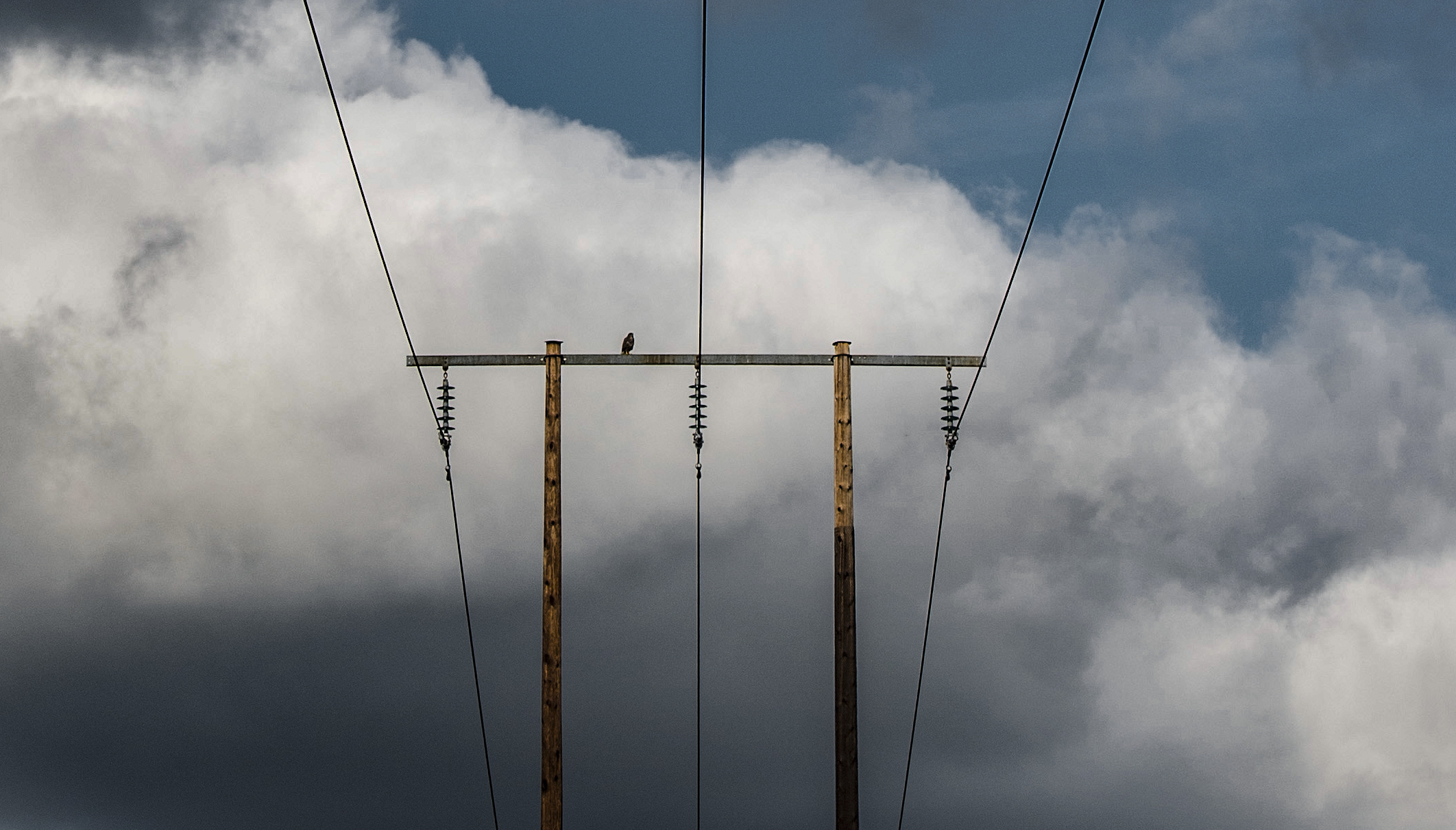Luftborna elledningar mot en molnig himmel