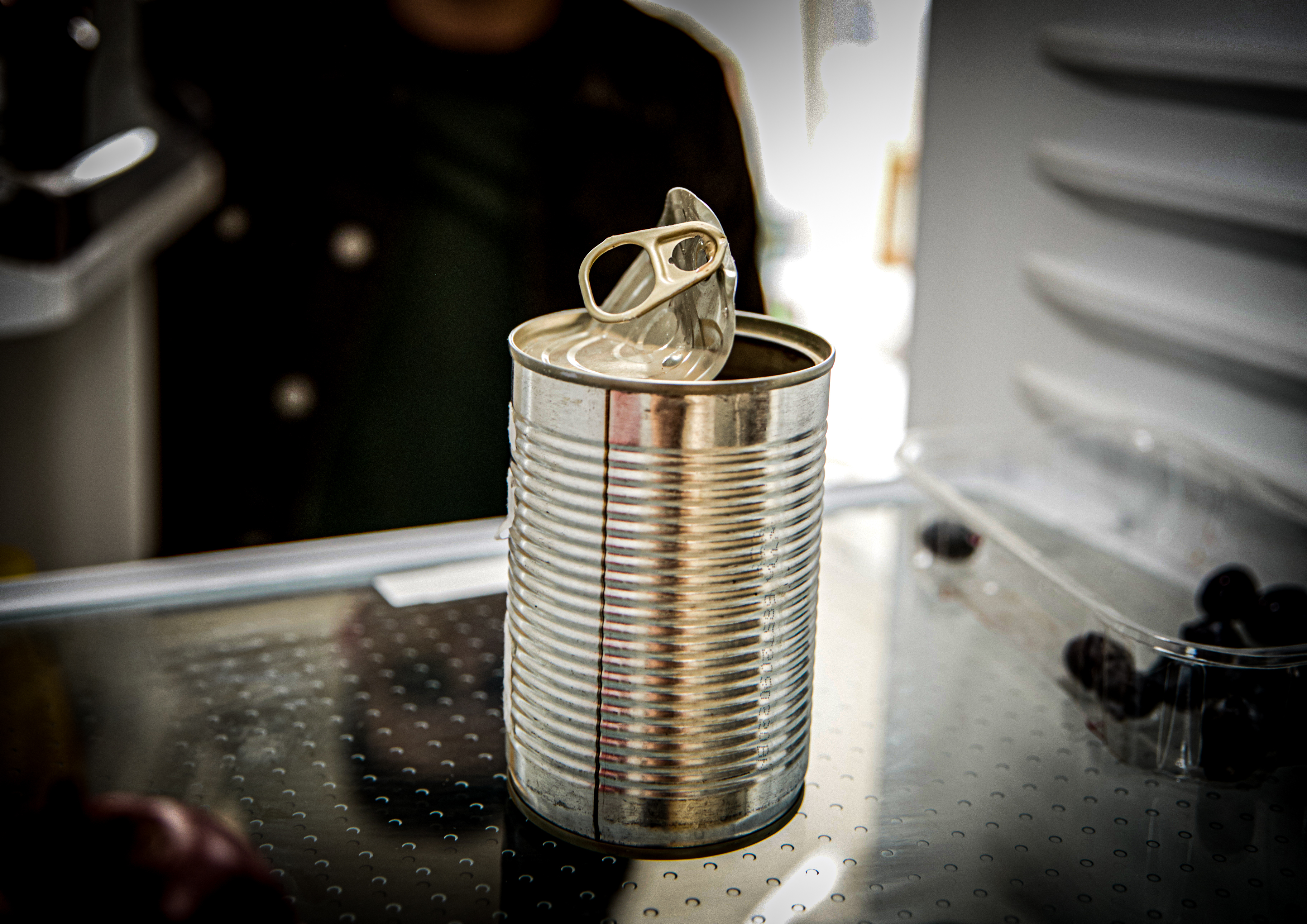 En öppnad konservburk i ett kylskåp