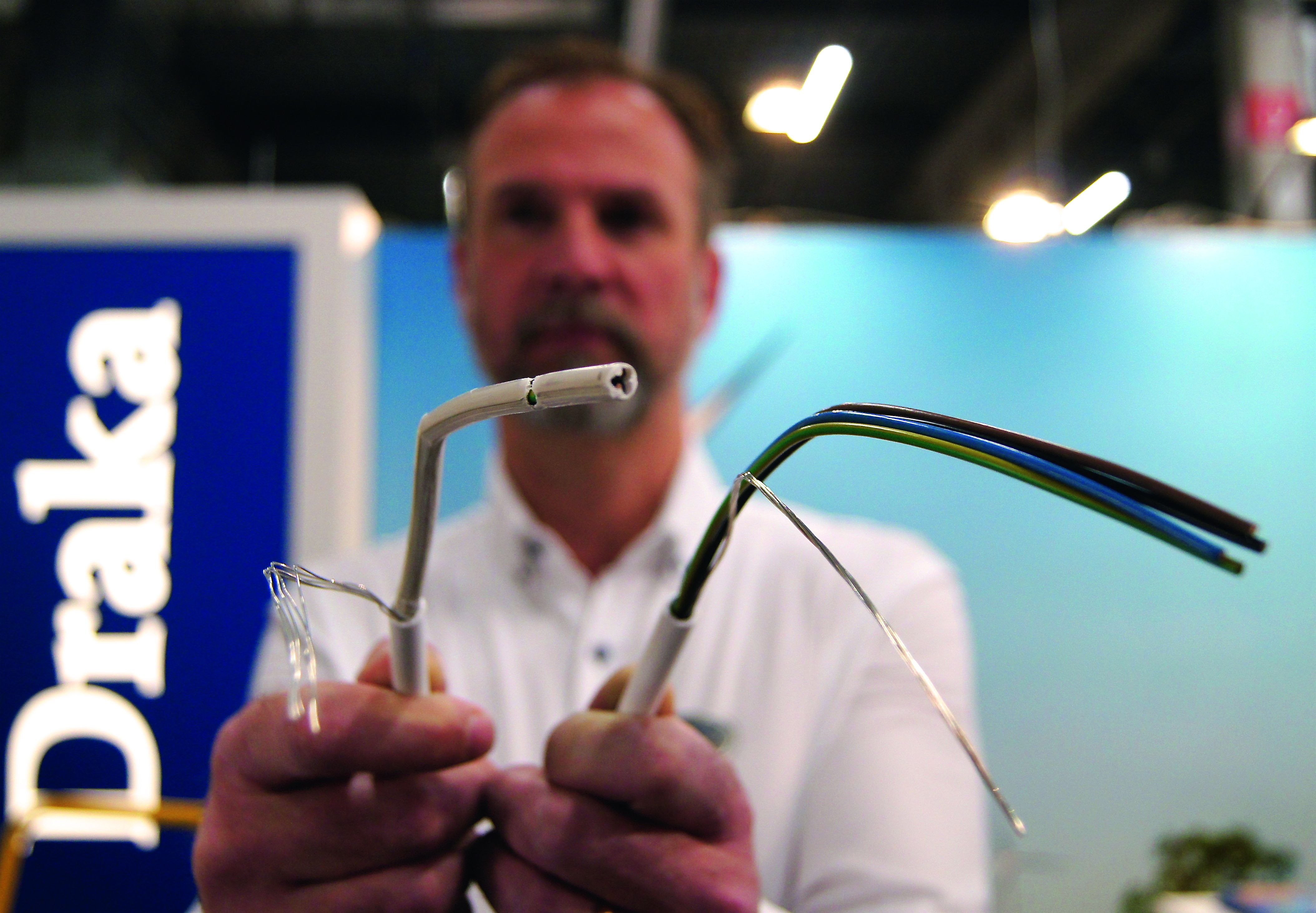 Benny Alvarsson håller upp produkten