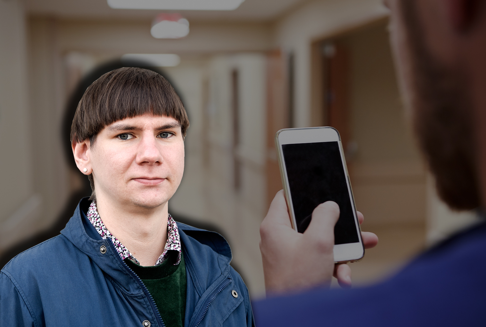 En sjukhusanställd som tittar på en mobiltelefon, med ett foto av Felix Finnveden monterat över.