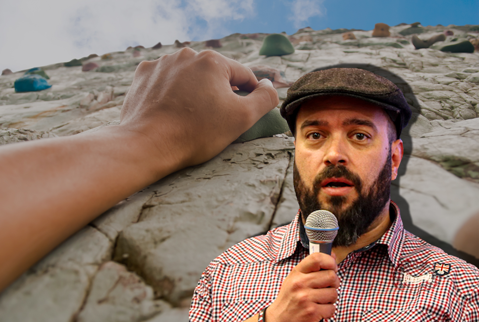 Handen på en bergsklättrare, med ett foto av Nille Thorsell monterat över