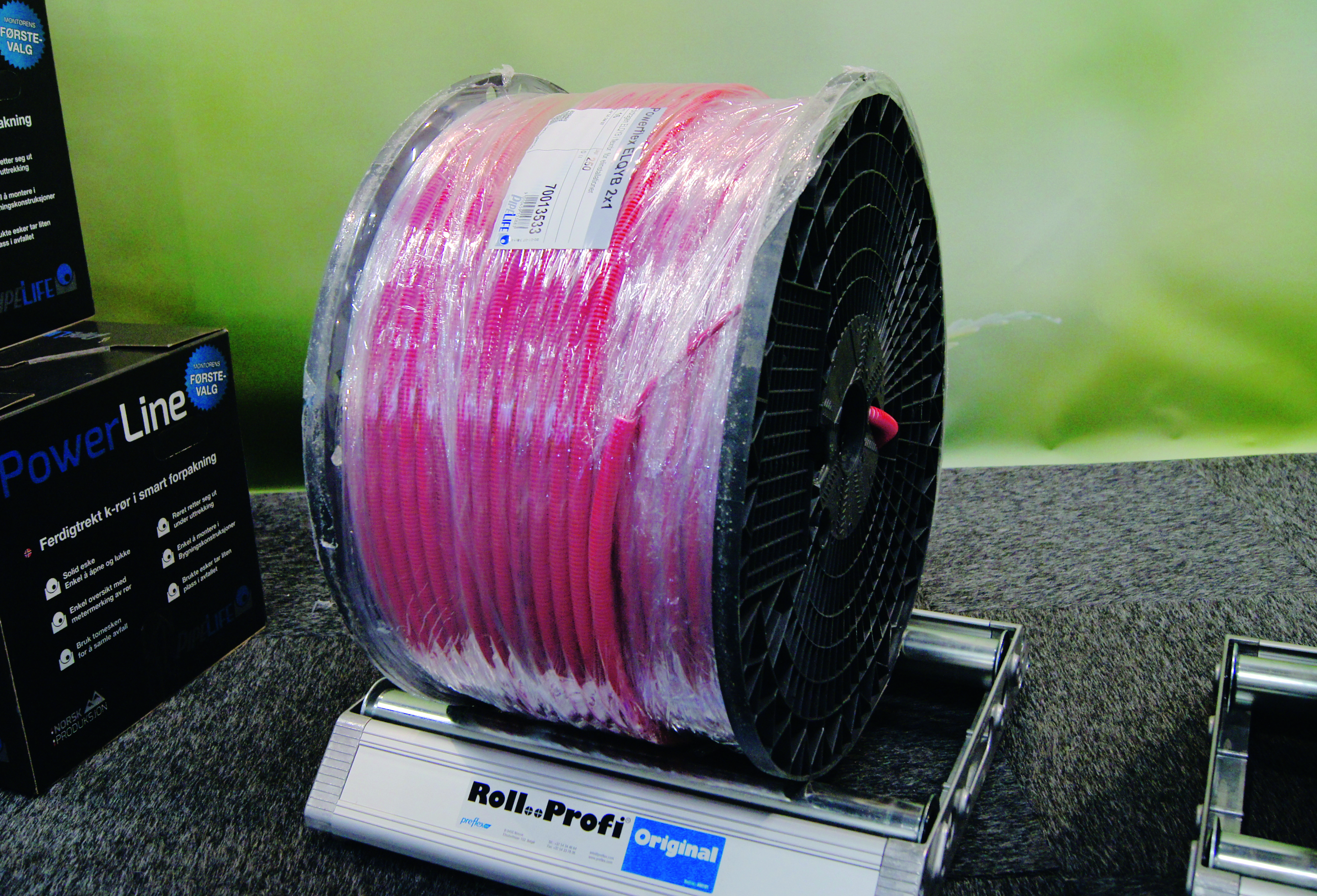 Röd slang på en rulle