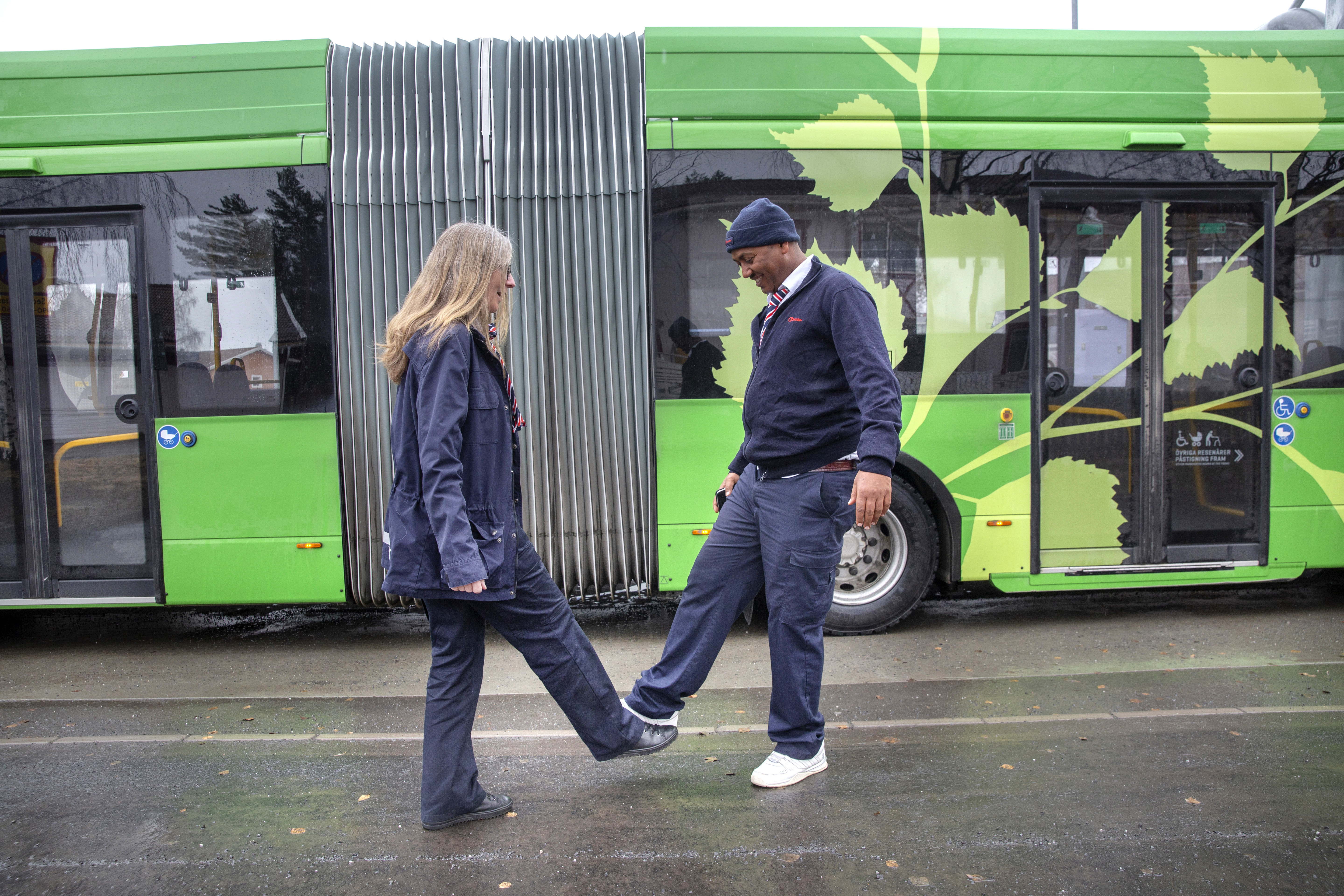 Anna-Karin Vännman fothälsar på Abel Seyoum .