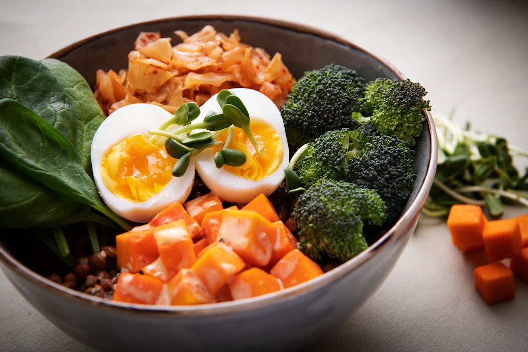 Linsbowl med sriracha.