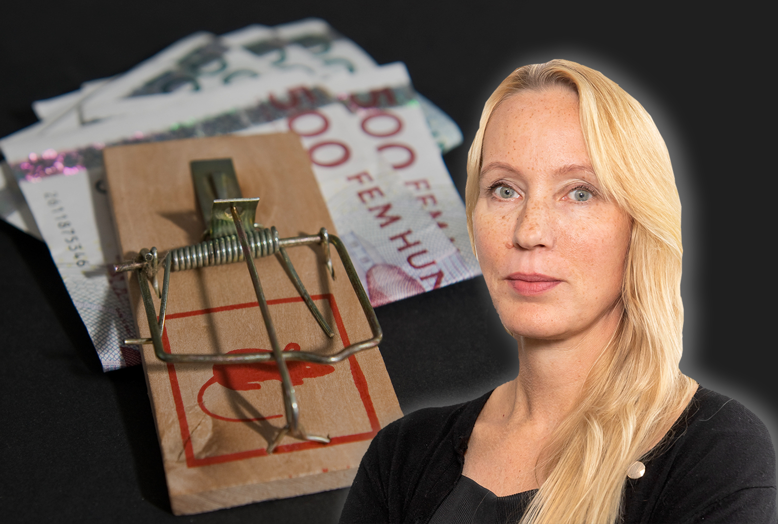 En bunt femhundrakronorssedlar med en råttfälla på, och ett foto på Anna Norling monterat över bilden.
