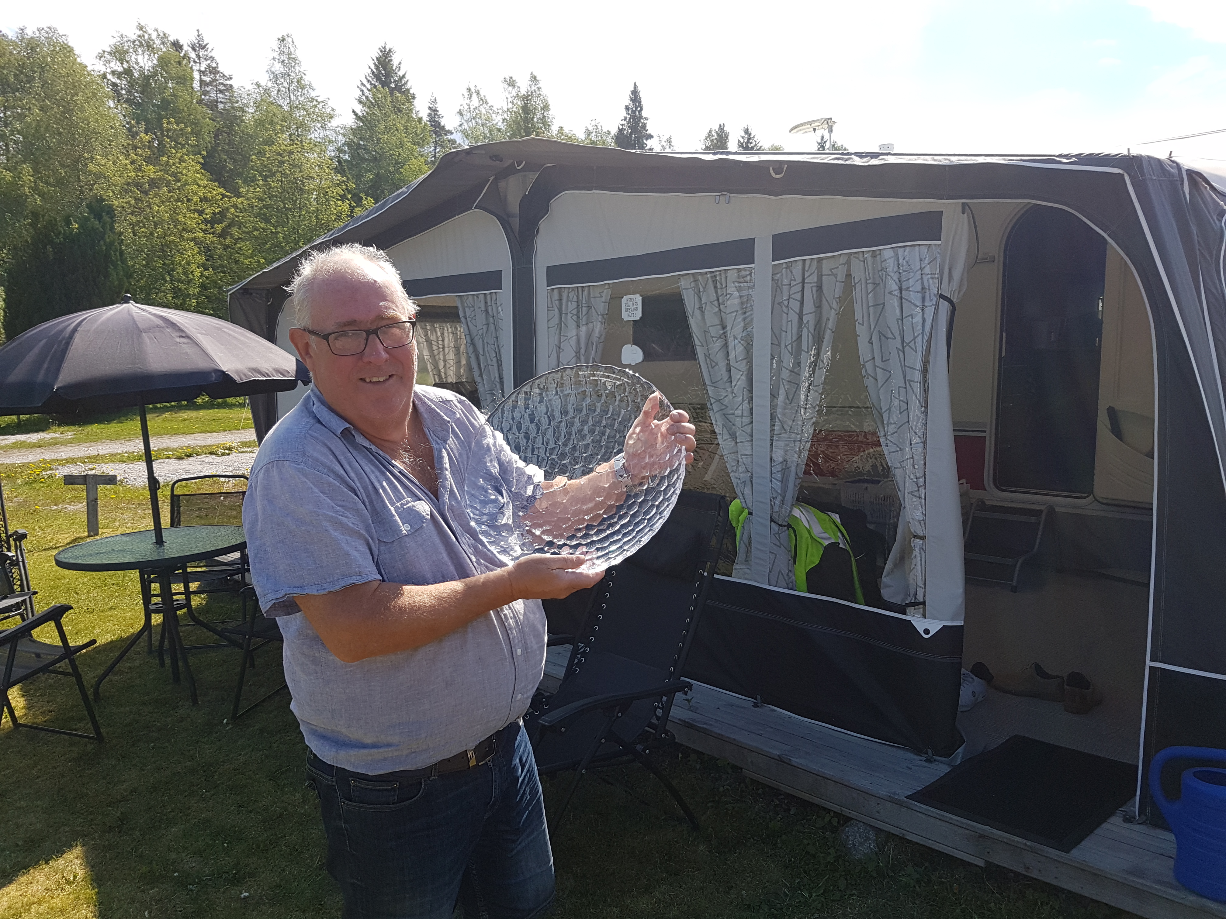 Kurt Eriksson håller upp en skål